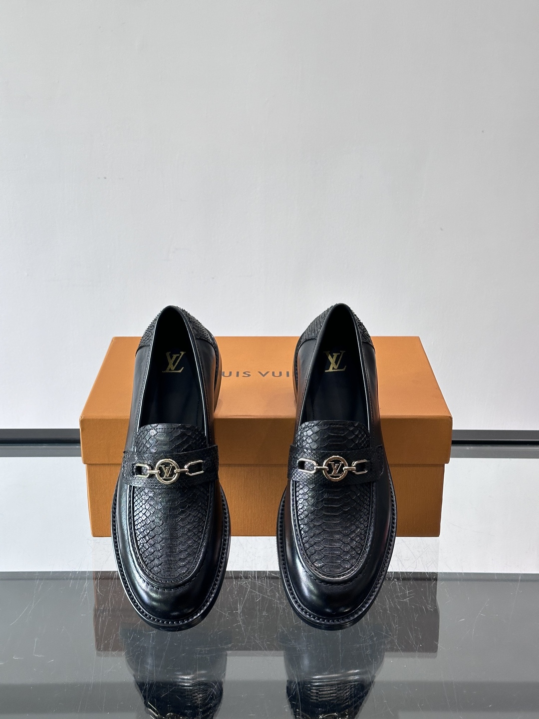 ◾️▫️L.v~高端男士正装休闲皮鞋，经典款，高端大气，进口牛皮打造，小牛皮透气内里，真皮大底，顶级品质