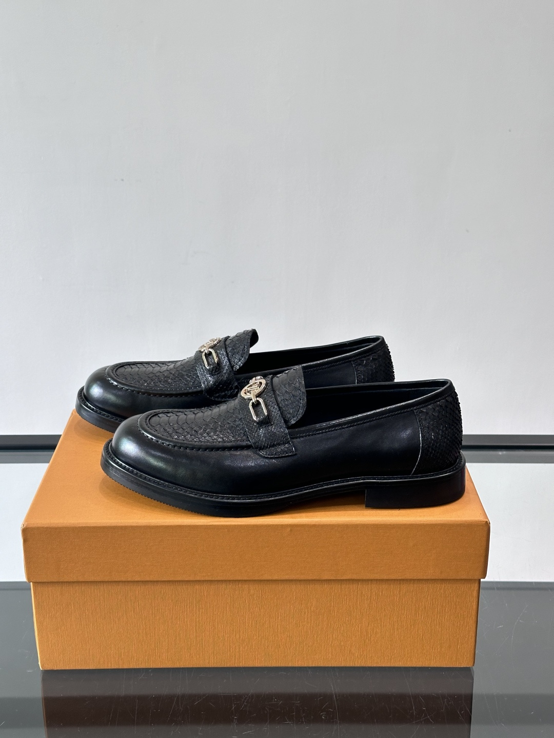 ◾️▫️L.v~高端男士正装休闲皮鞋，经典款，高端大气，进口牛皮打造，小牛皮透气内里，真皮大底，顶级品质