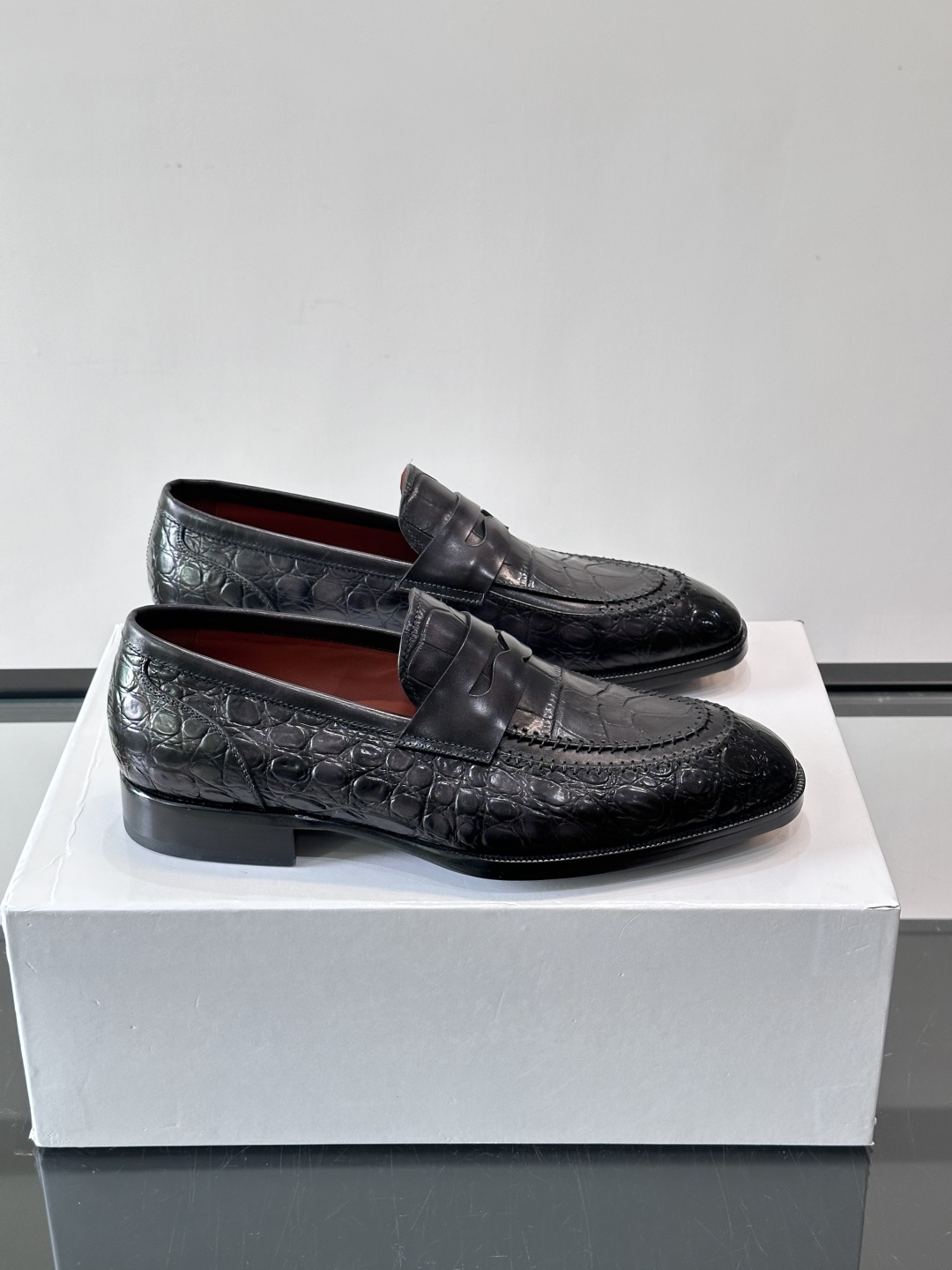 BERLUTI布鲁提男士商务正装皮鞋采用进口牛皮，鞋型修长，低调简约，适合搭配西装或休闲西裤。鞋底为真皮