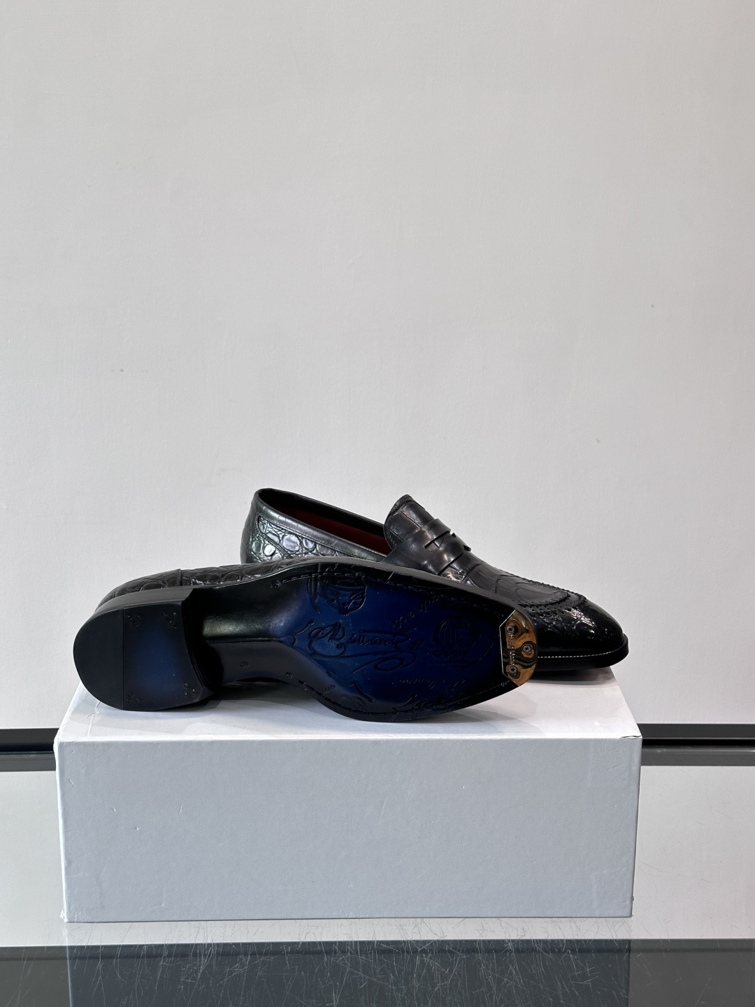 BERLUTI布鲁提男士商务正装皮鞋采用进口牛皮，鞋型修长，低调简约，适合搭配西装或休闲西裤。鞋底为真皮