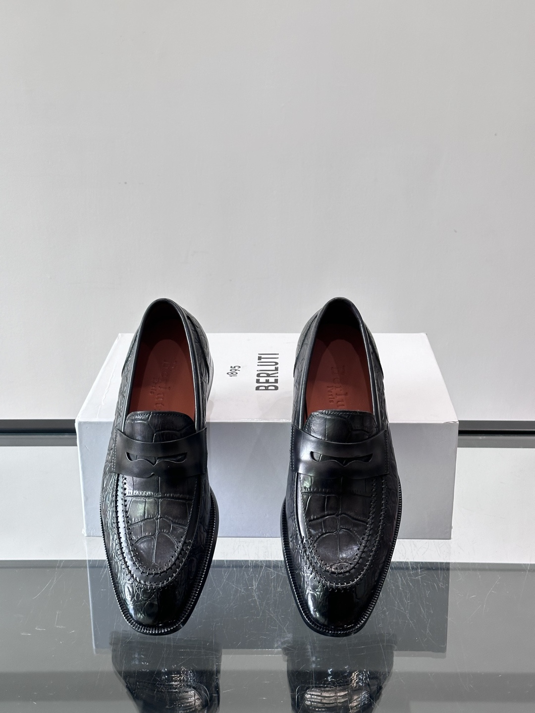 BERLUTI布鲁提男士商务正装皮鞋采用进口牛皮，鞋型修长，低调简约，适合搭配西装或休闲西裤。鞋底为真皮