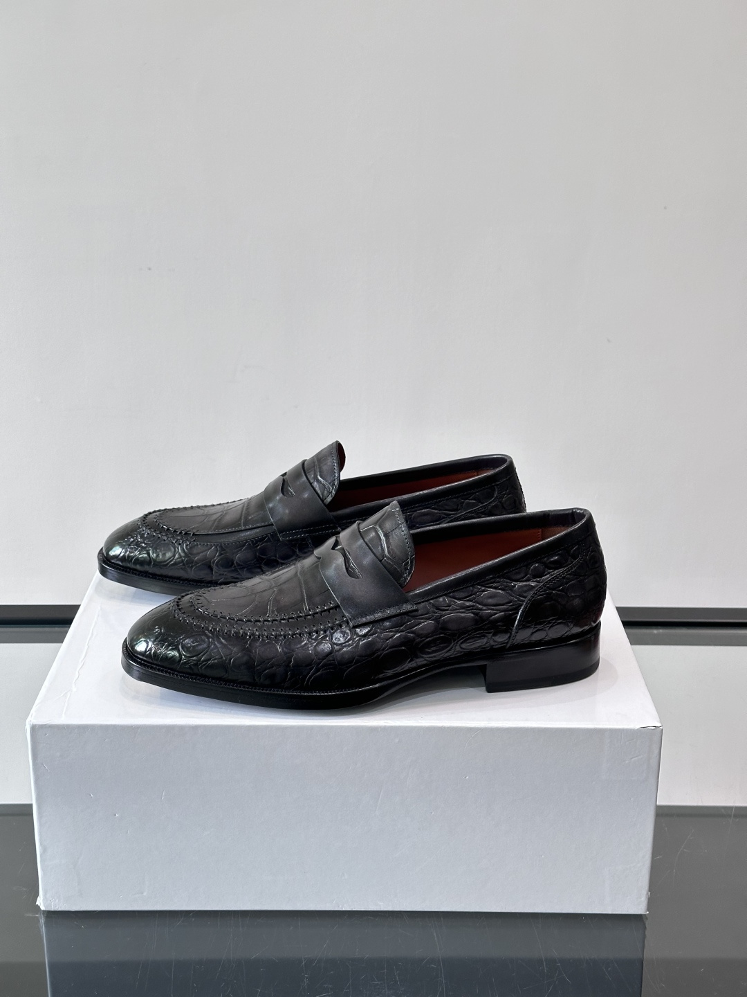 BERLUTI布鲁提男士商务正装皮鞋采用进口牛皮，鞋型修长，低调简约，适合搭配西装或休闲西裤。鞋底为真皮