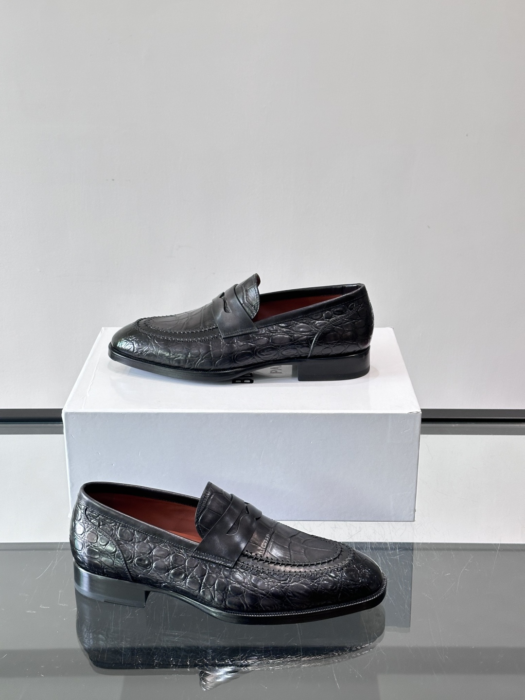 BERLUTI布鲁提男士商务正装皮鞋采用进口牛皮，鞋型修长，低调简约，适合搭配西装或休闲西裤。鞋底为真皮