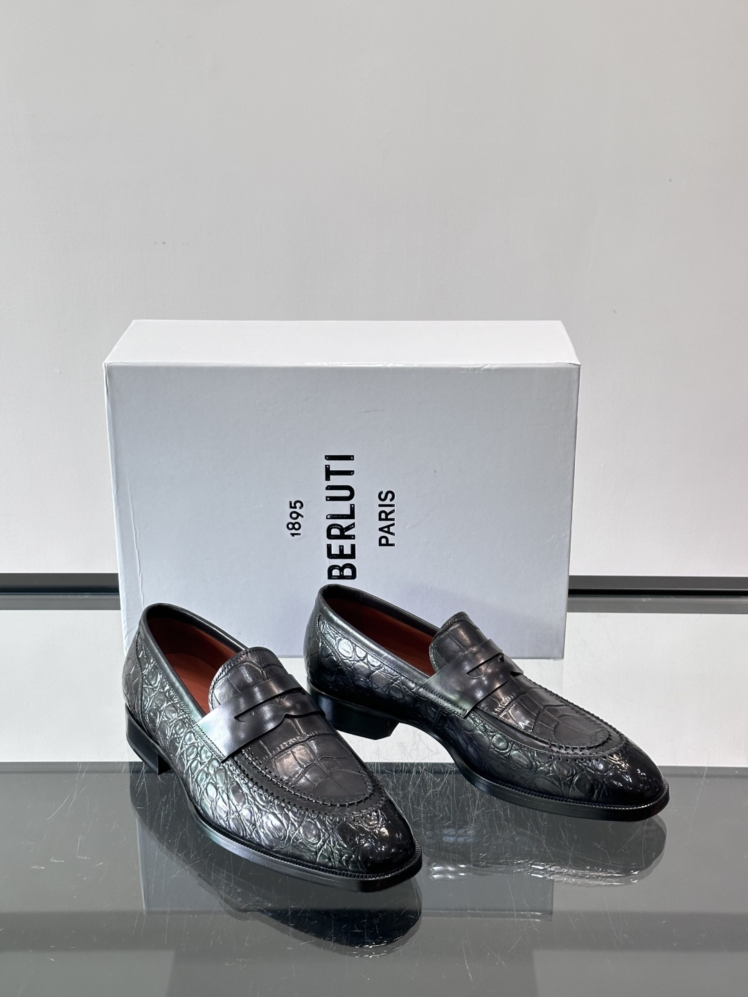 BERLUTI布鲁提男士商务正装皮鞋采用进口牛皮，鞋型修长，低调简约，适合搭配西装或休闲西裤。鞋底为真皮