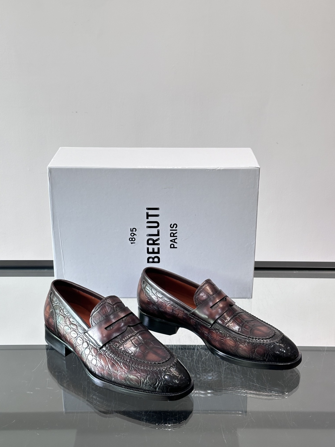 BERLUTI布鲁提男士商务正装皮鞋采用进口牛皮，鞋型修长，低调简约，适合搭配西装或休闲西裤。鞋底为真皮