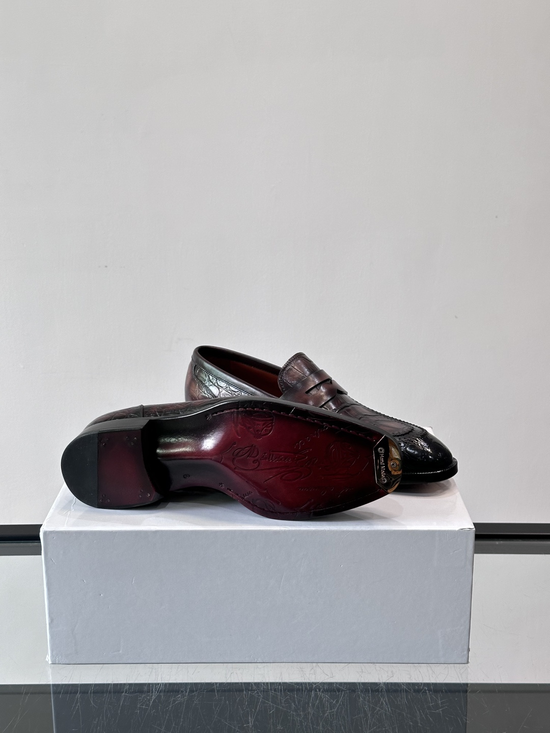 BERLUTI布鲁提男士商务正装皮鞋采用进口牛皮，鞋型修长，低调简约，适合搭配西装或休闲西裤。鞋底为真皮