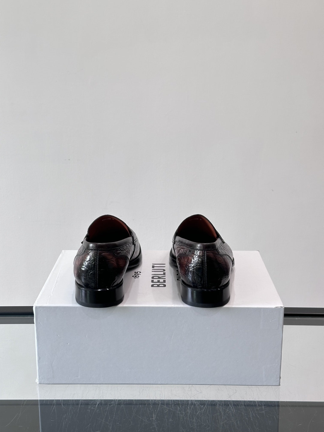 BERLUTI布鲁提男士商务正装皮鞋采用进口牛皮，鞋型修长，低调简约，适合搭配西装或休闲西裤。鞋底为真皮