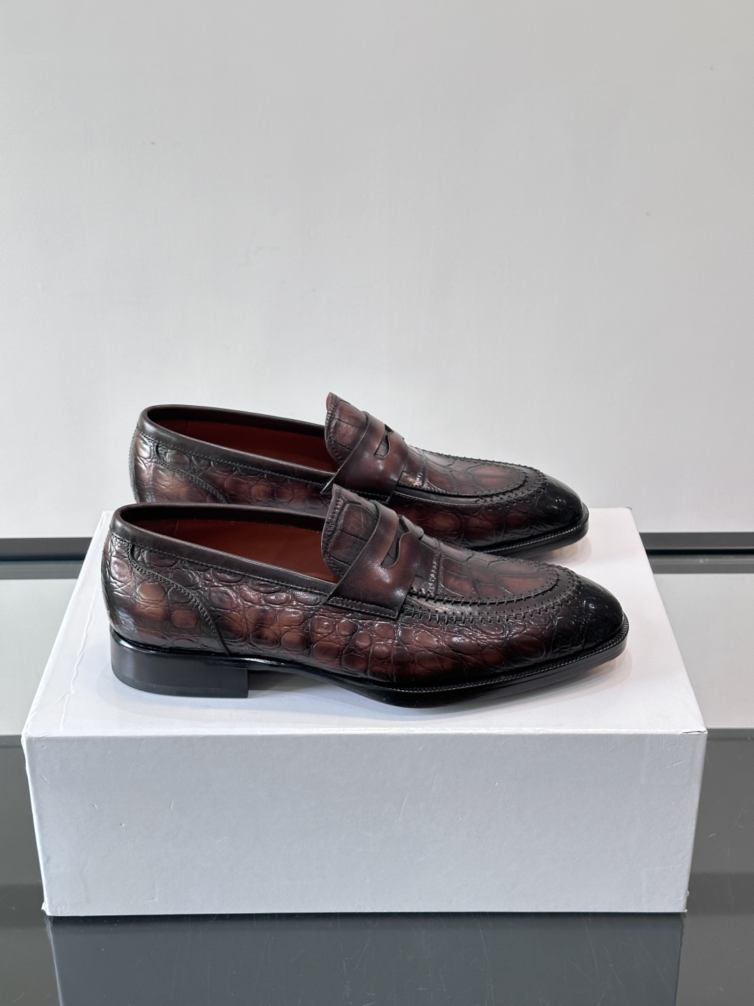 BERLUTI布鲁提男士商务正装皮鞋采用进口牛皮，鞋型修长，低调简约，适合搭配西装或休闲西裤。鞋底为真皮