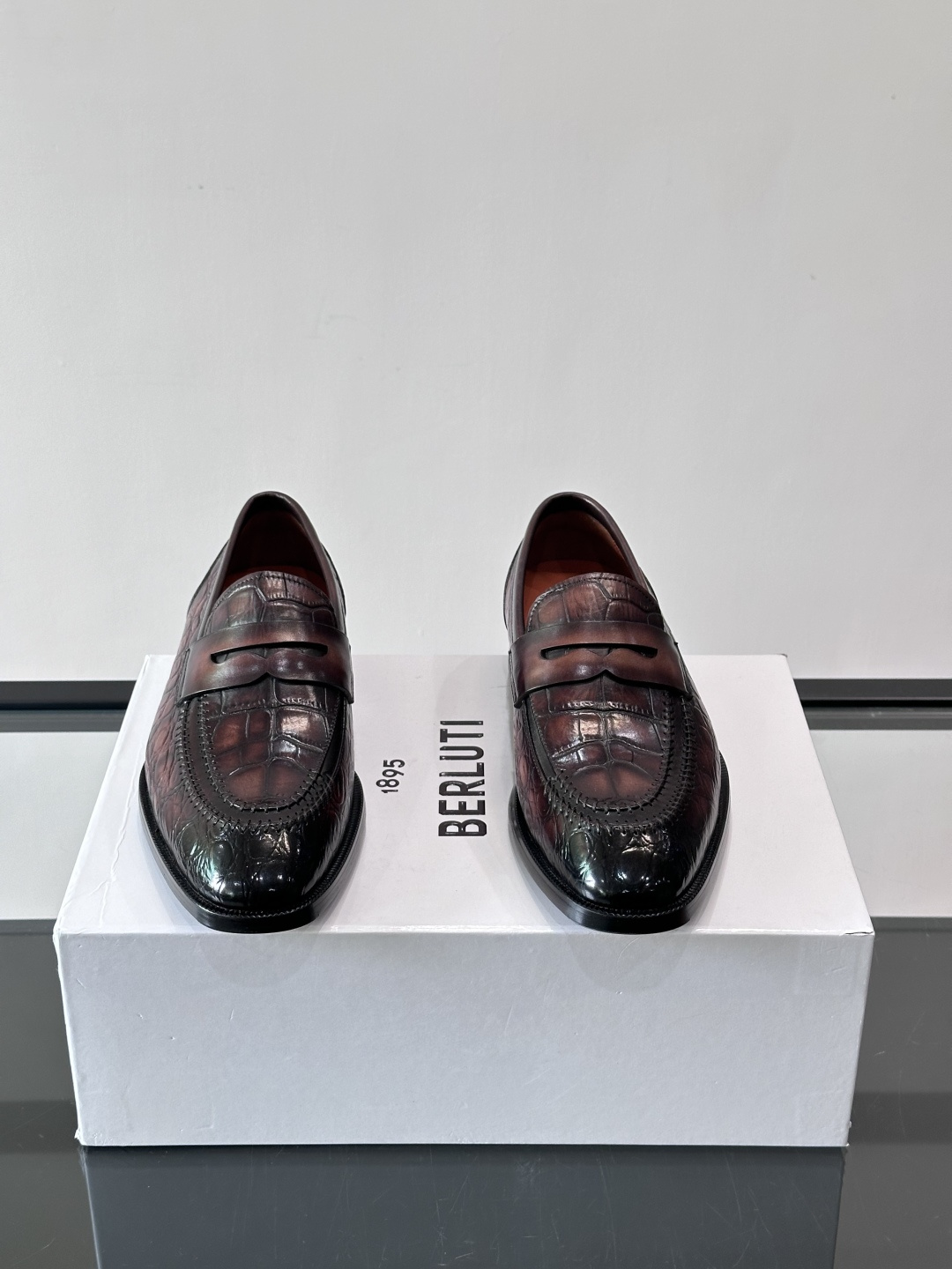 BERLUTI布鲁提男士商务正装皮鞋采用进口牛皮，鞋型修长，低调简约，适合搭配西装或休闲西裤。鞋底为真皮