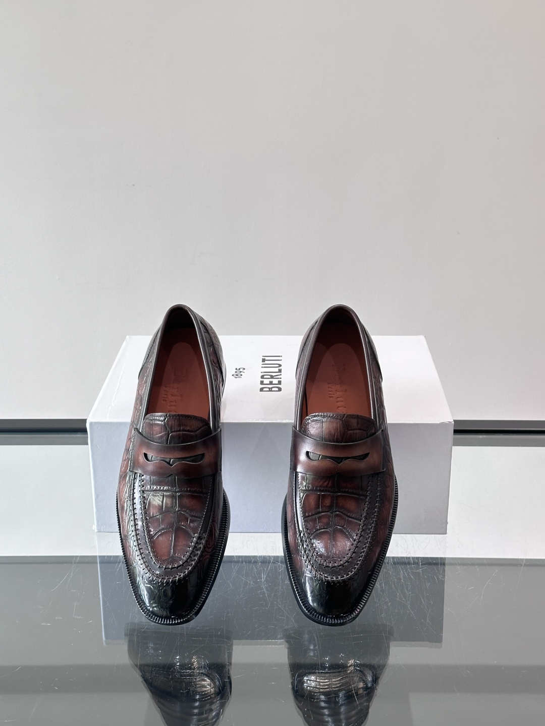 BERLUTI布鲁提男士商务正装皮鞋采用进口牛皮，鞋型修长，低调简约，适合搭配西装或休闲西裤。鞋底为真皮
