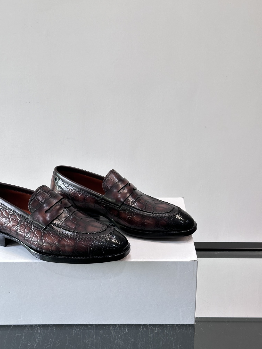 BERLUTI布鲁提男士商务正装皮鞋采用进口牛皮，鞋型修长，低调简约，适合搭配西装或休闲西裤。鞋底为真皮