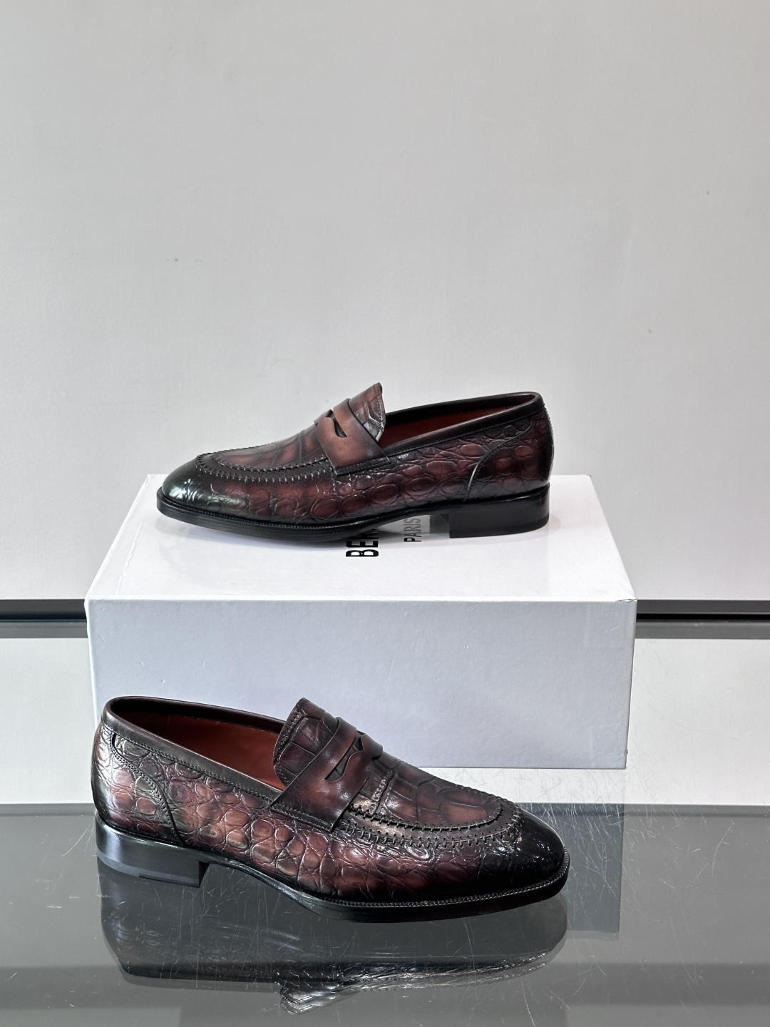 BERLUTI布鲁提男士商务正装皮鞋采用进口牛皮，鞋型修长，低调简约，适合搭配西装或休闲西裤。鞋底为真皮