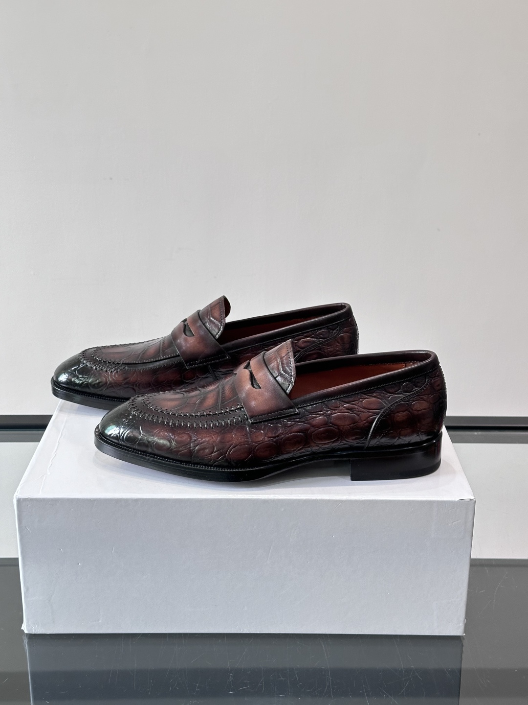 BERLUTI布鲁提男士商务正装皮鞋采用进口牛皮，鞋型修长，低调简约，适合搭配西装或休闲西裤。鞋底为真皮