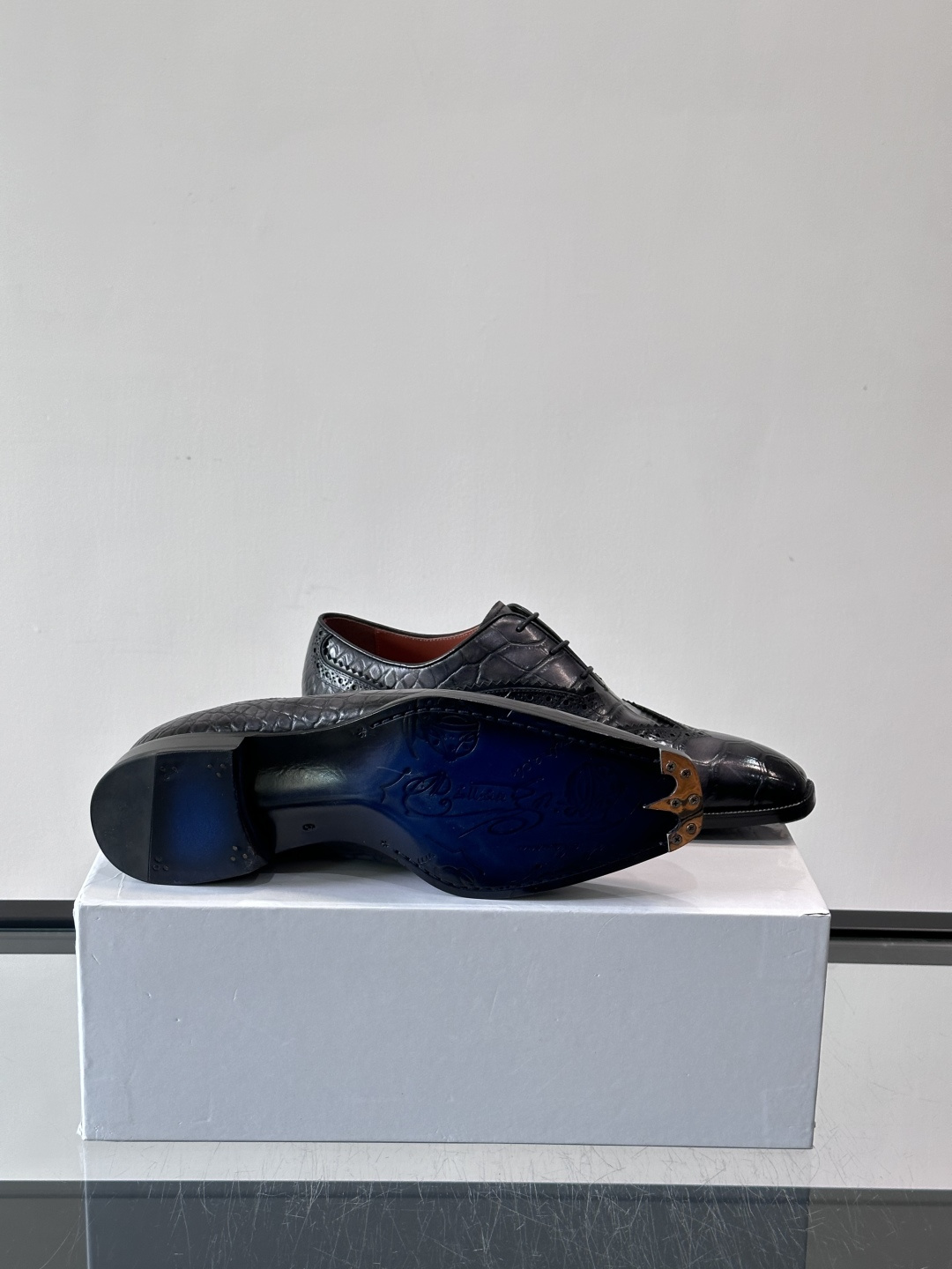 BERLUTI布鲁提男士商务正装皮鞋采用进口牛皮，鞋型修长，低调简约，适合搭配西装或休闲西裤。鞋底为真皮