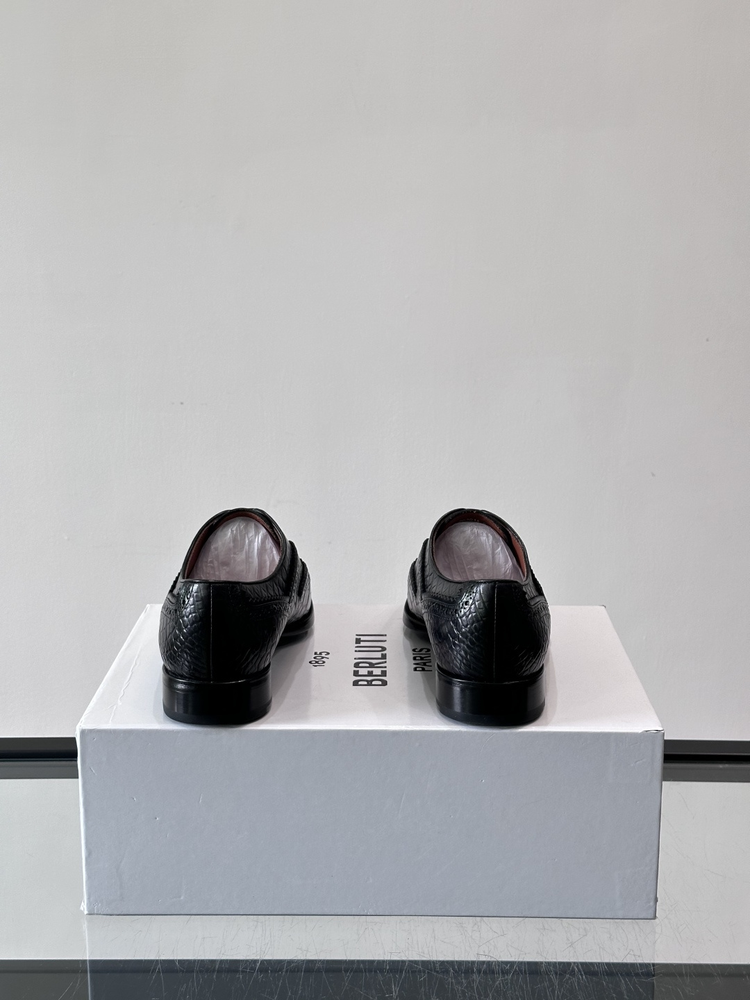 BERLUTI布鲁提男士商务正装皮鞋采用进口牛皮，鞋型修长，低调简约，适合搭配西装或休闲西裤。鞋底为真皮