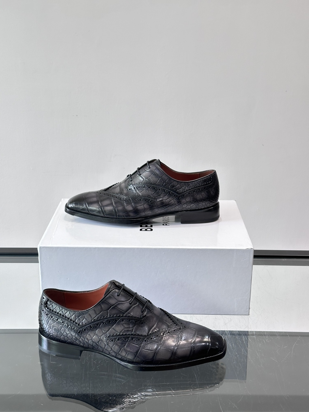 BERLUTI布鲁提男士商务正装皮鞋采用进口牛皮，鞋型修长，低调简约，适合搭配西装或休闲西裤。鞋底为真皮