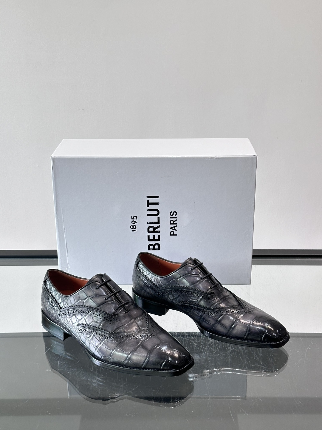 BERLUTI布鲁提男士商务正装皮鞋采用进口牛皮，鞋型修长，低调简约，适合搭配西装或休闲西裤。鞋底为真皮