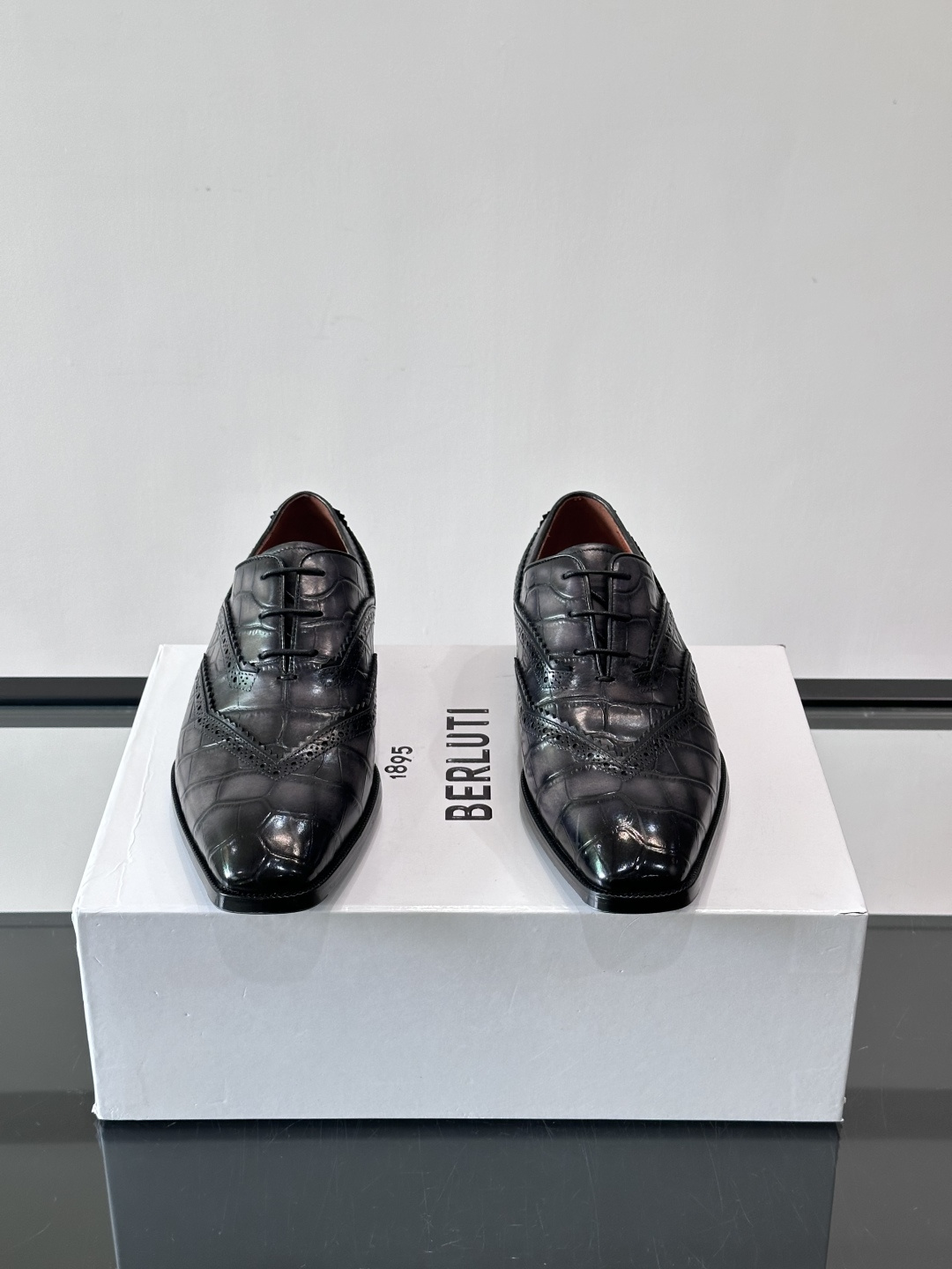BERLUTI布鲁提男士商务正装皮鞋采用进口牛皮，鞋型修长，低调简约，适合搭配西装或休闲西裤。鞋底为真皮
