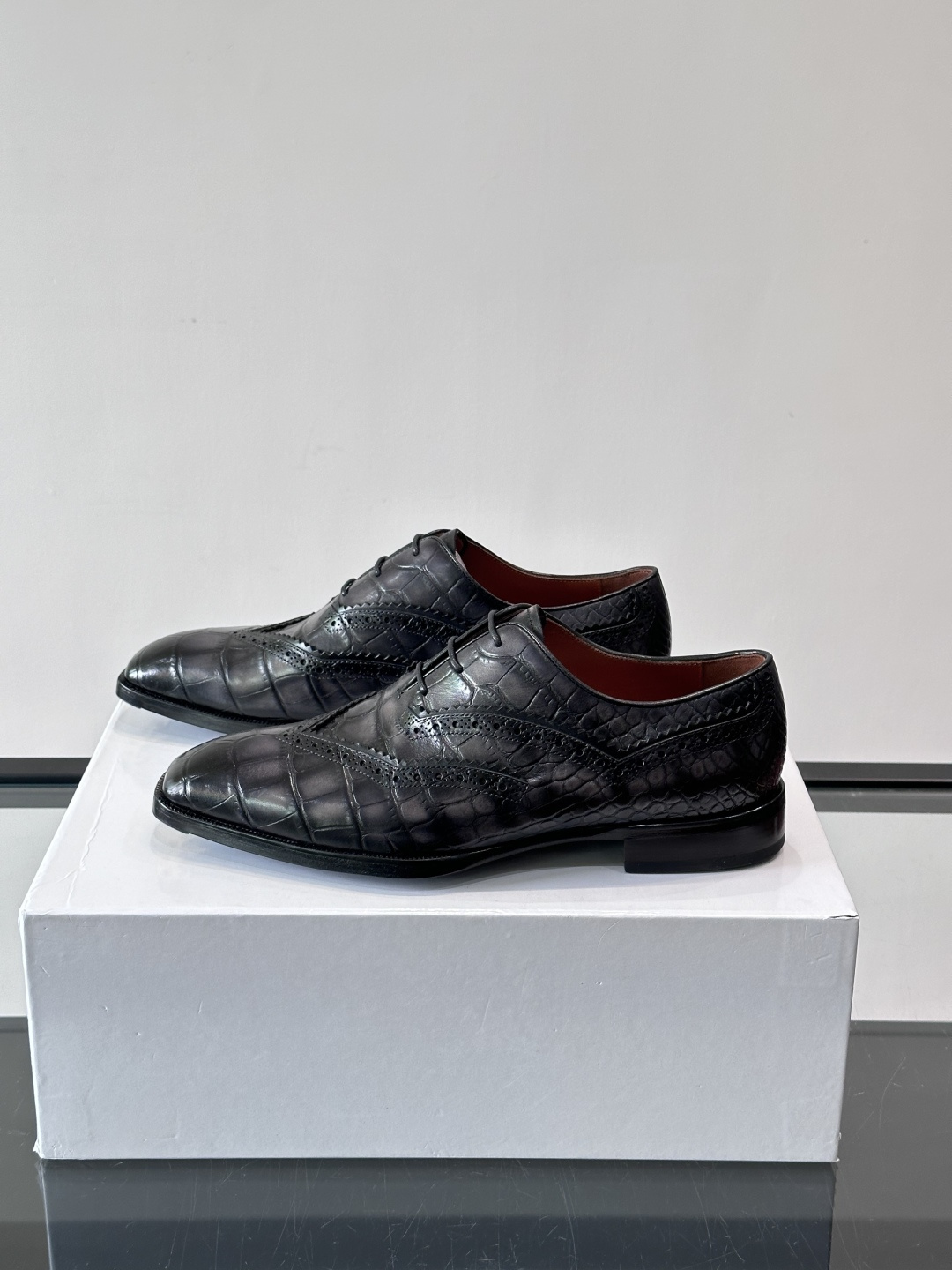 BERLUTI布鲁提男士商务正装皮鞋采用进口牛皮，鞋型修长，低调简约，适合搭配西装或休闲西裤。鞋底为真皮