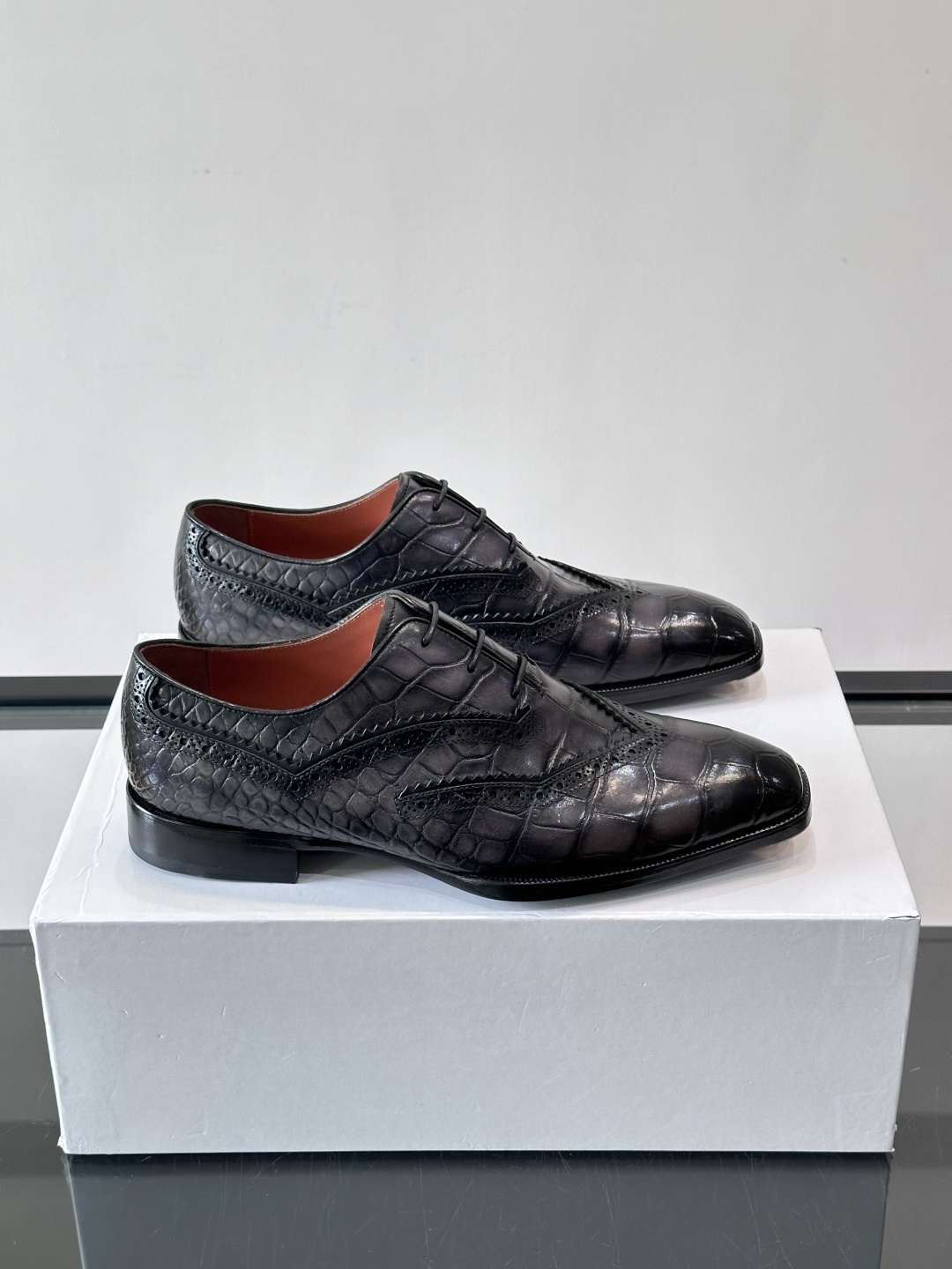 BERLUTI布鲁提男士商务正装皮鞋采用进口牛皮，鞋型修长，低调简约，适合搭配西装或休闲西裤。鞋底为真皮