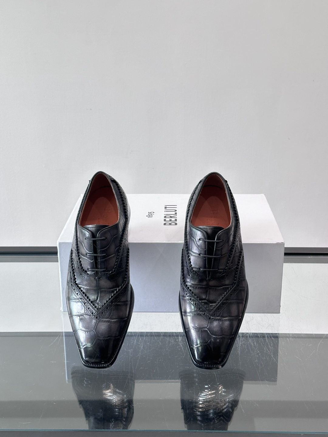 BERLUTI布鲁提男士商务正装皮鞋采用进口牛皮，鞋型修长，低调简约，适合搭配西装或休闲西裤。鞋底为真皮