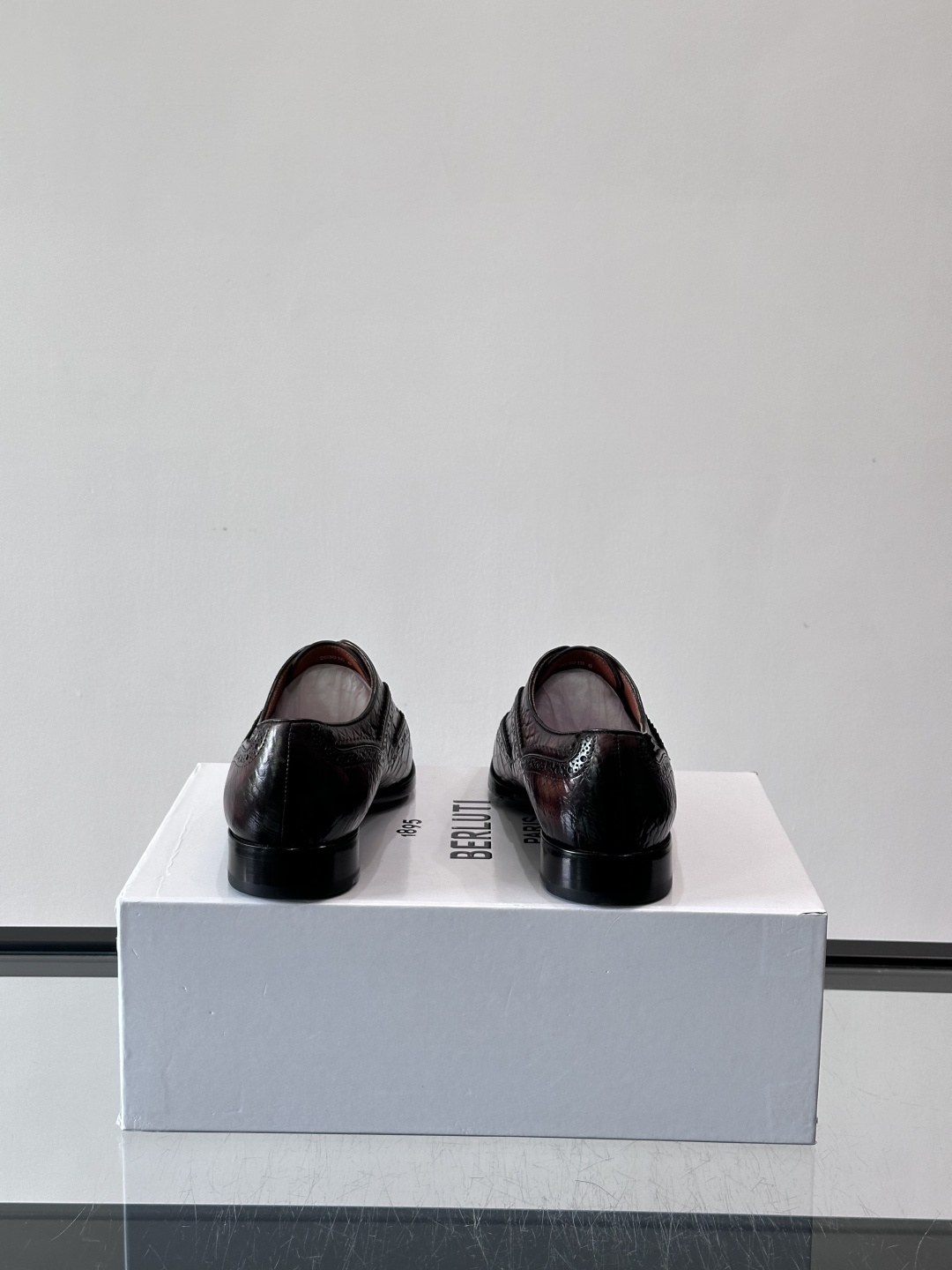 BERLUTI布鲁提男士商务正装皮鞋采用进口牛皮，鞋型修长，低调简约，适合搭配西装或休闲西裤。鞋底为真皮