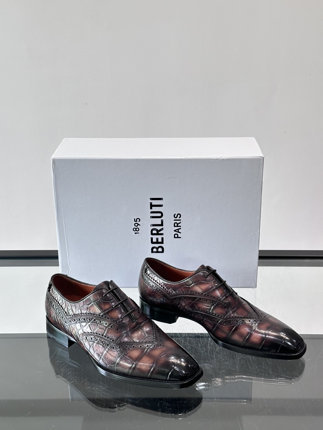 BERLUTI布鲁提男士商务正装皮鞋采用进口牛皮，鞋型修长，低调简约，适合搭配西装或休闲西裤。鞋底为真皮