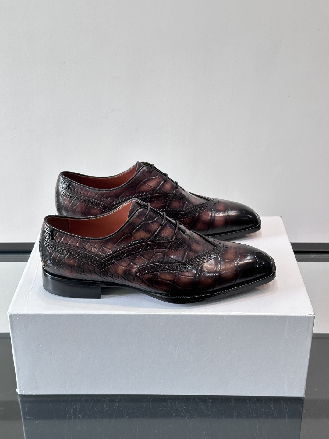 BERLUTI布鲁提男士商务正装皮鞋采用进口牛皮，鞋型修长，低调简约，适合搭配西装或休闲西裤。鞋底为真皮