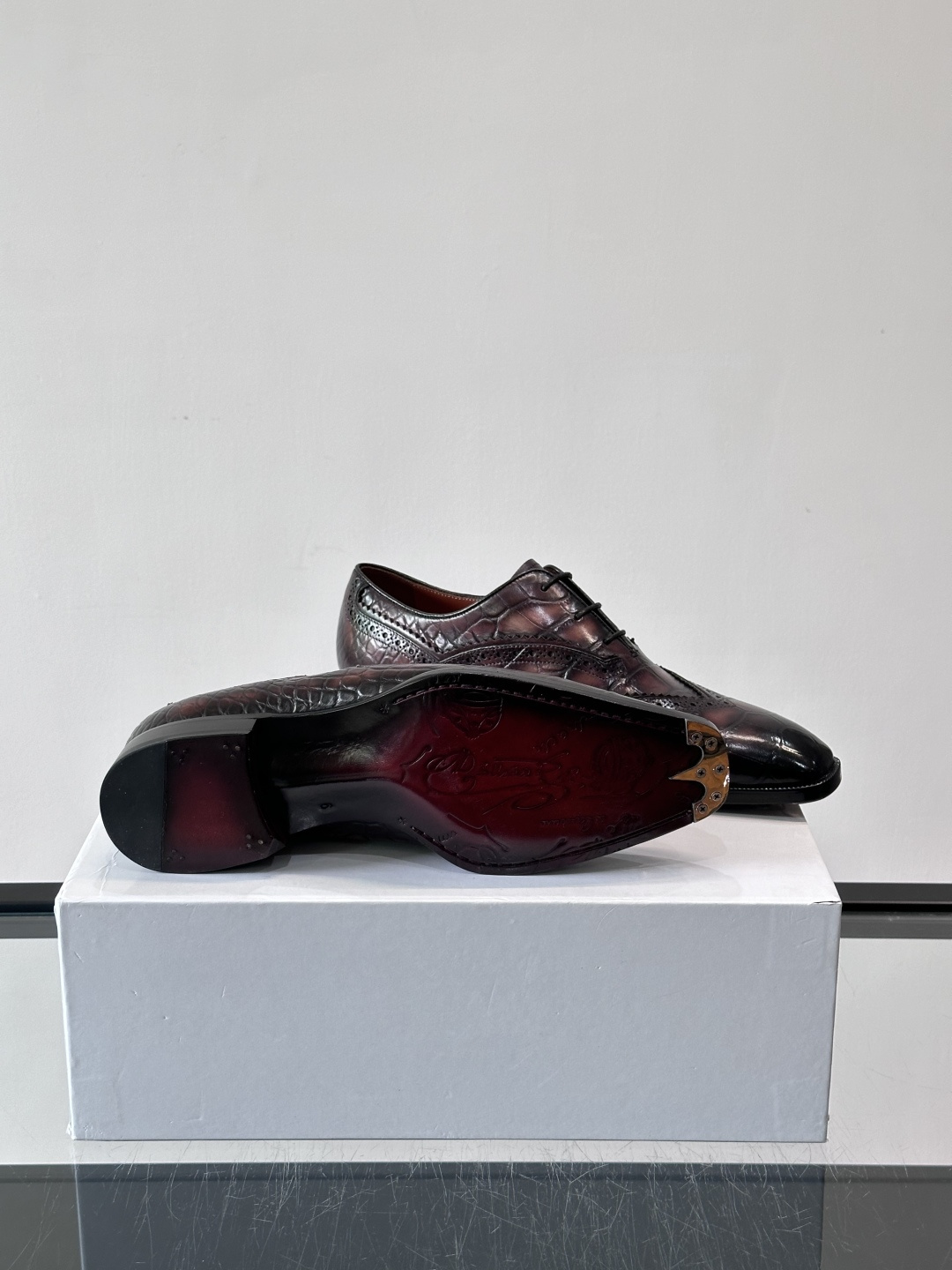 BERLUTI布鲁提男士商务正装皮鞋采用进口牛皮，鞋型修长，低调简约，适合搭配西装或休闲西裤。鞋底为真皮