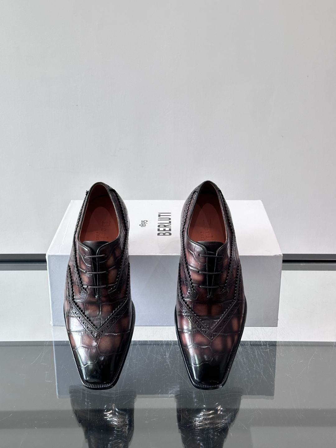 BERLUTI布鲁提男士商务正装皮鞋采用进口牛皮，鞋型修长，低调简约，适合搭配西装或休闲西裤。鞋底为真皮