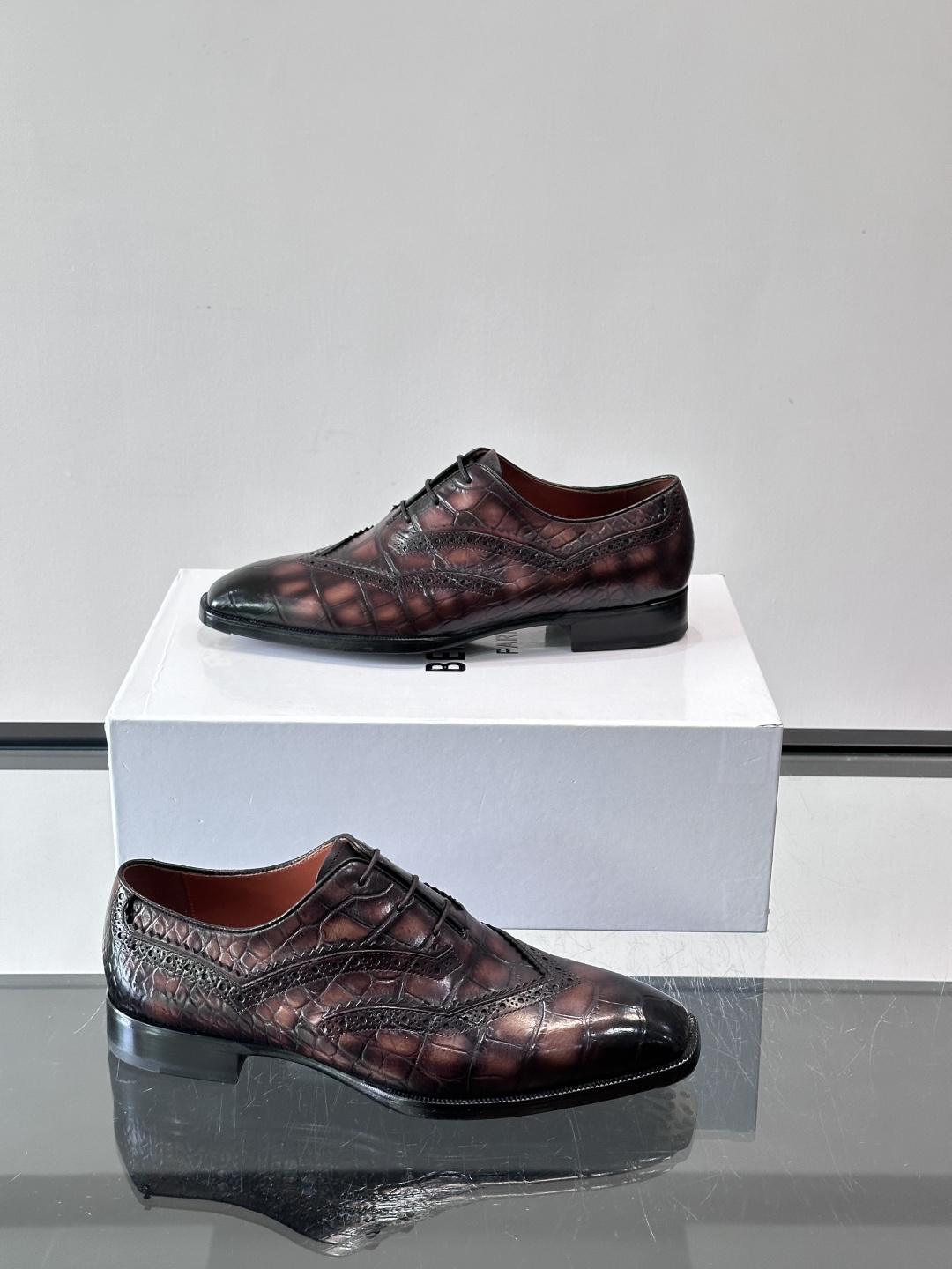 BERLUTI布鲁提男士商务正装皮鞋采用进口牛皮，鞋型修长，低调简约，适合搭配西装或休闲西裤。鞋底为真皮