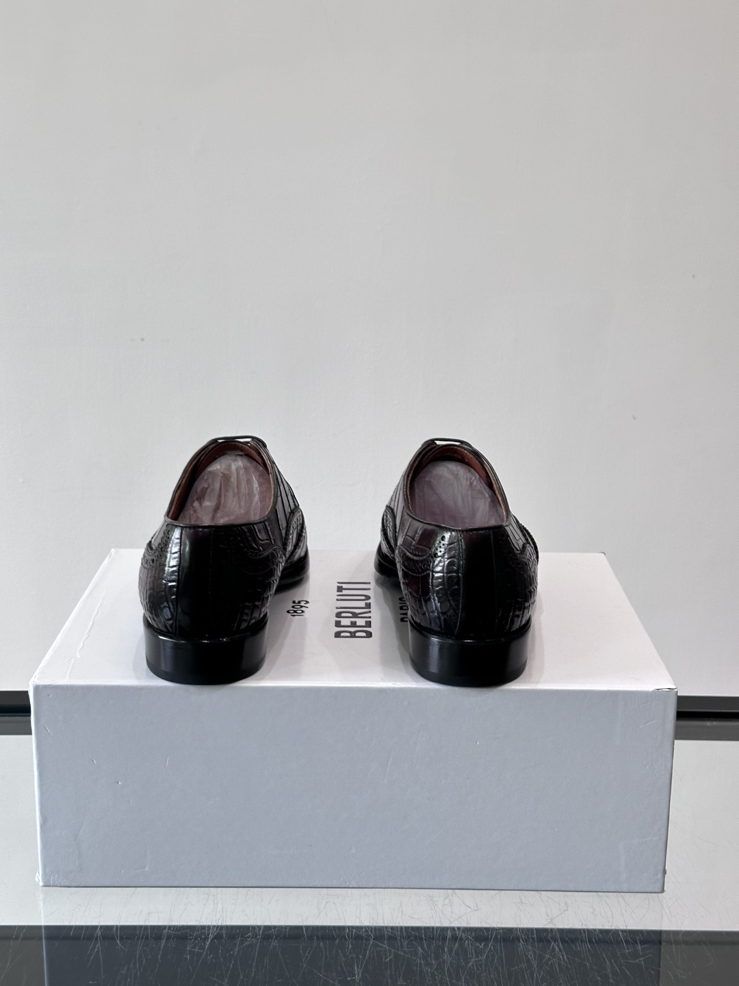 BERLUTI布鲁提男士商务正装皮鞋采用进口牛皮，鞋型修长，低调简约，适合搭配西装或休闲西裤。鞋底为真皮