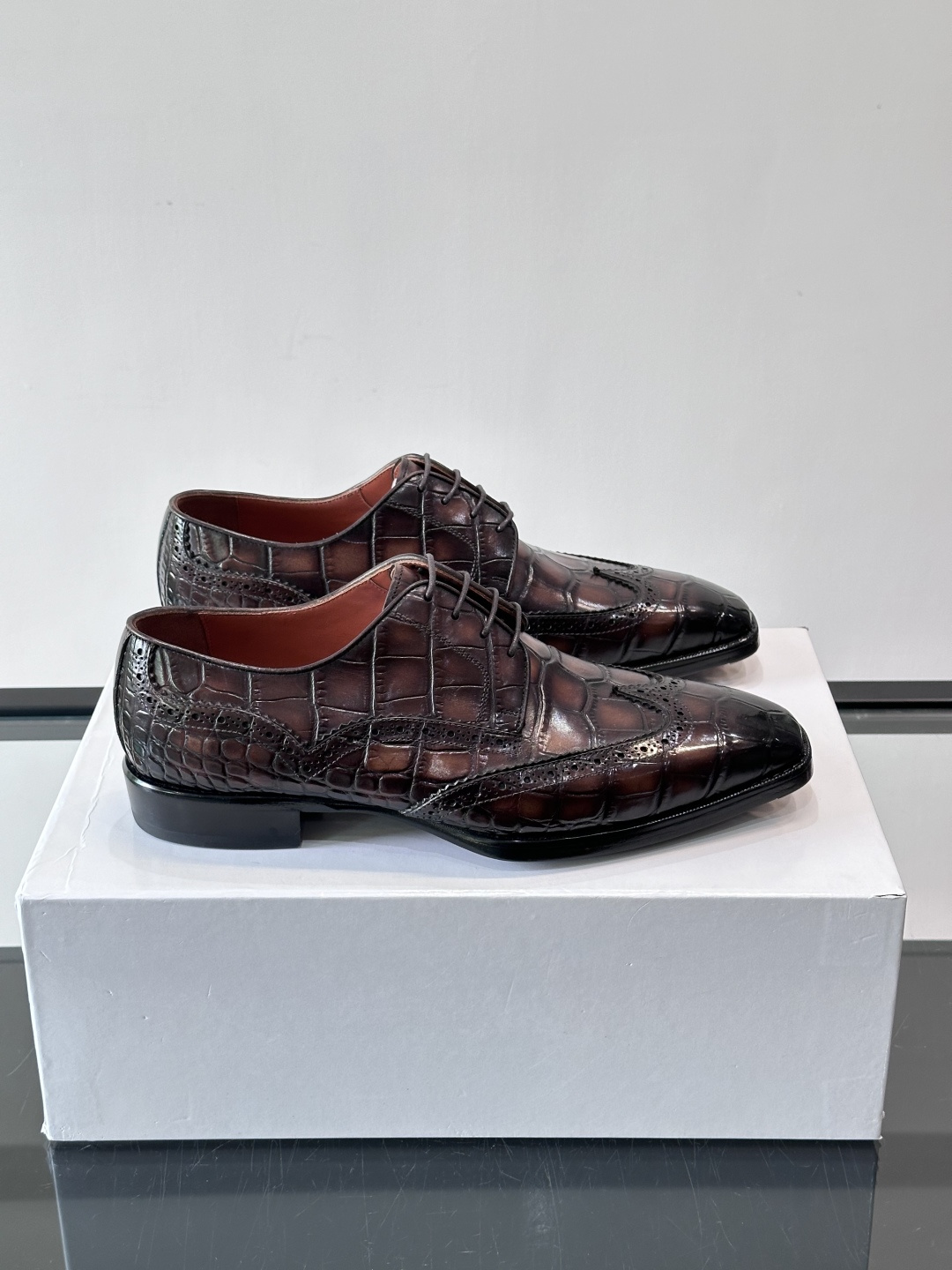 BERLUTI布鲁提男士商务正装皮鞋采用进口牛皮，鞋型修长，低调简约，适合搭配西装或休闲西裤。鞋底为真皮