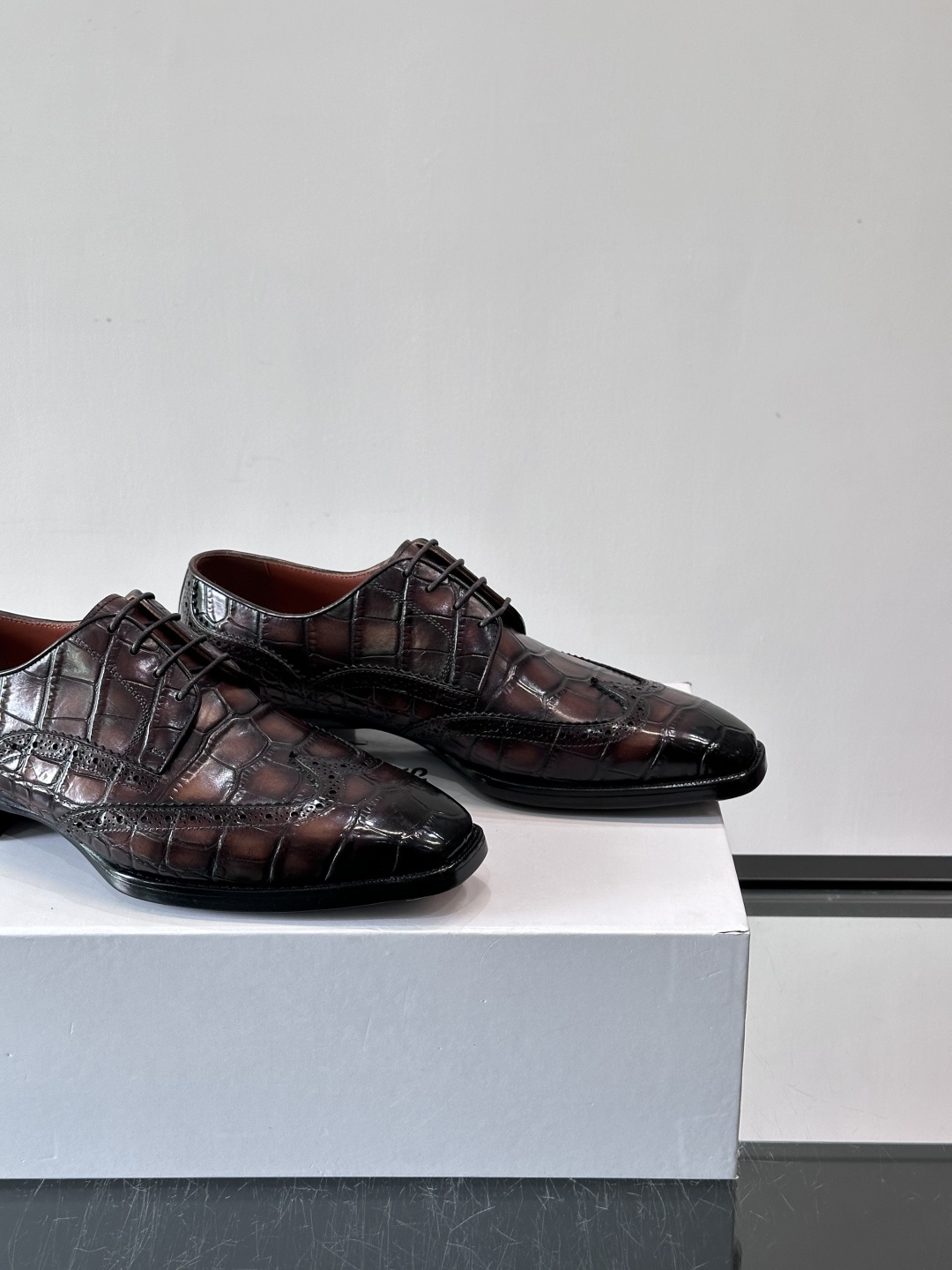 BERLUTI布鲁提男士商务正装皮鞋采用进口牛皮，鞋型修长，低调简约，适合搭配西装或休闲西裤。鞋底为真皮