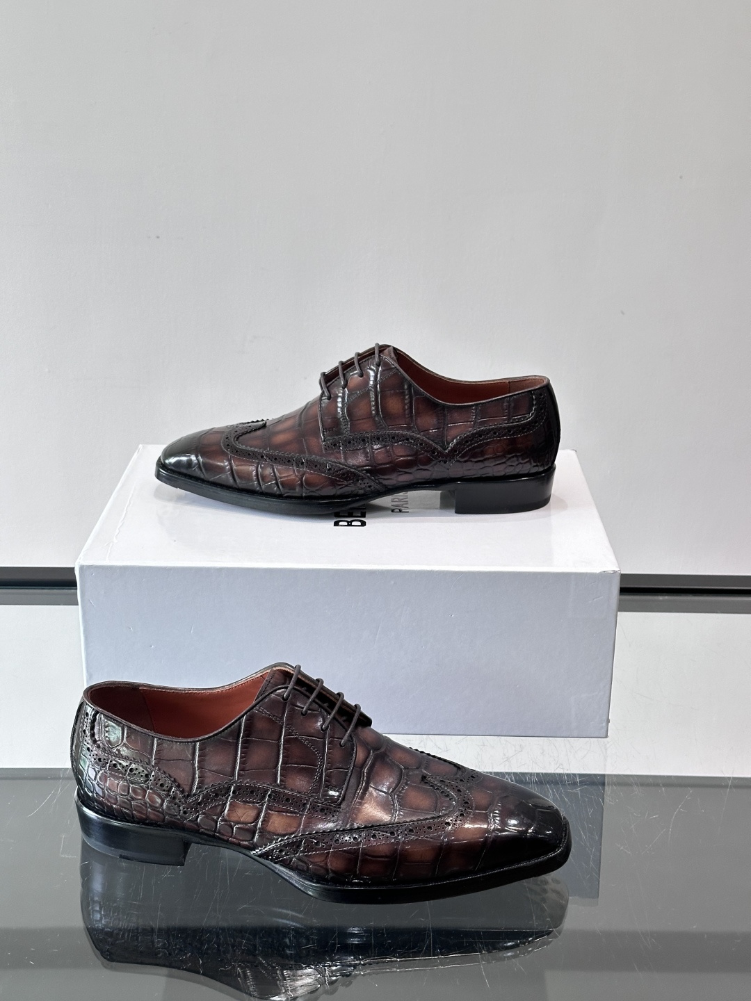 BERLUTI布鲁提男士商务正装皮鞋采用进口牛皮，鞋型修长，低调简约，适合搭配西装或休闲西裤。鞋底为真皮