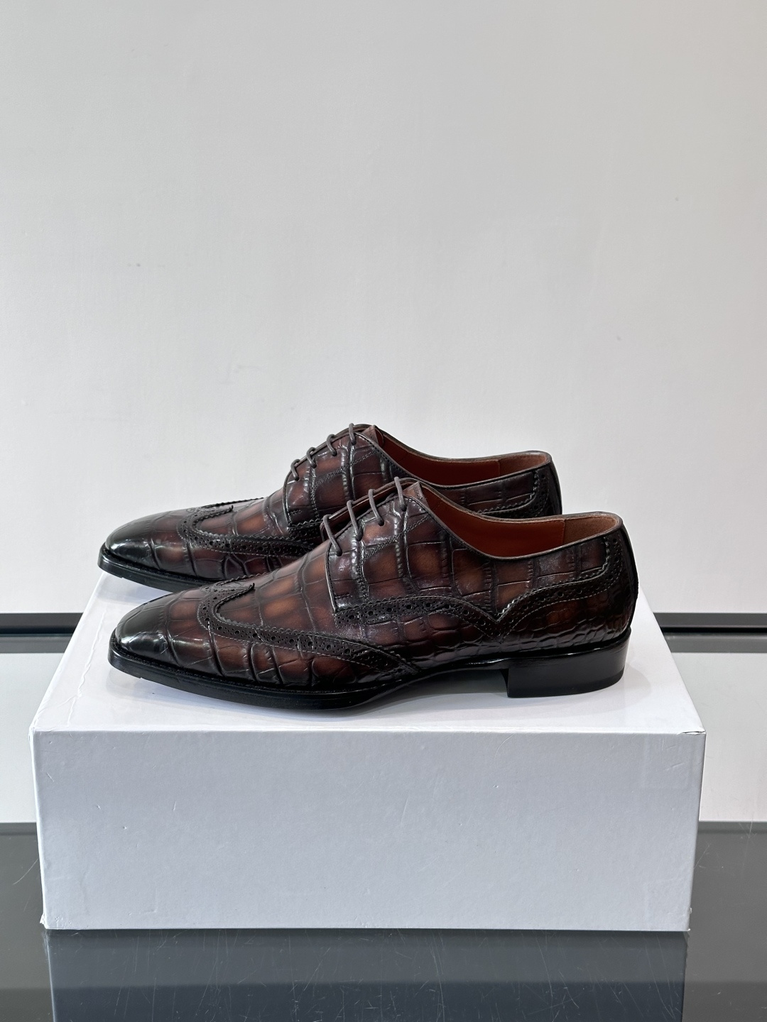 BERLUTI布鲁提男士商务正装皮鞋采用进口牛皮，鞋型修长，低调简约，适合搭配西装或休闲西裤。鞋底为真皮