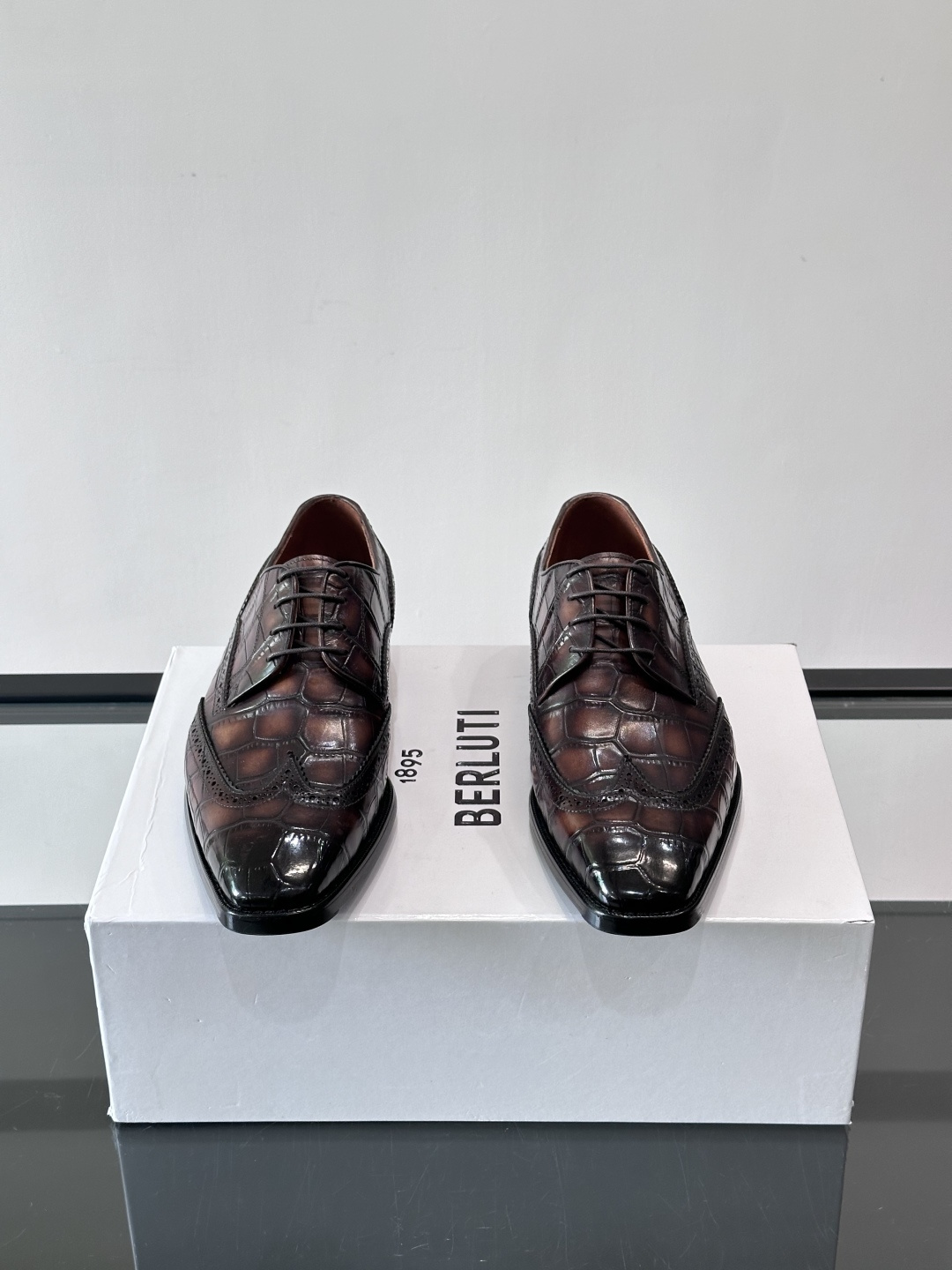 BERLUTI布鲁提男士商务正装皮鞋采用进口牛皮，鞋型修长，低调简约，适合搭配西装或休闲西裤。鞋底为真皮