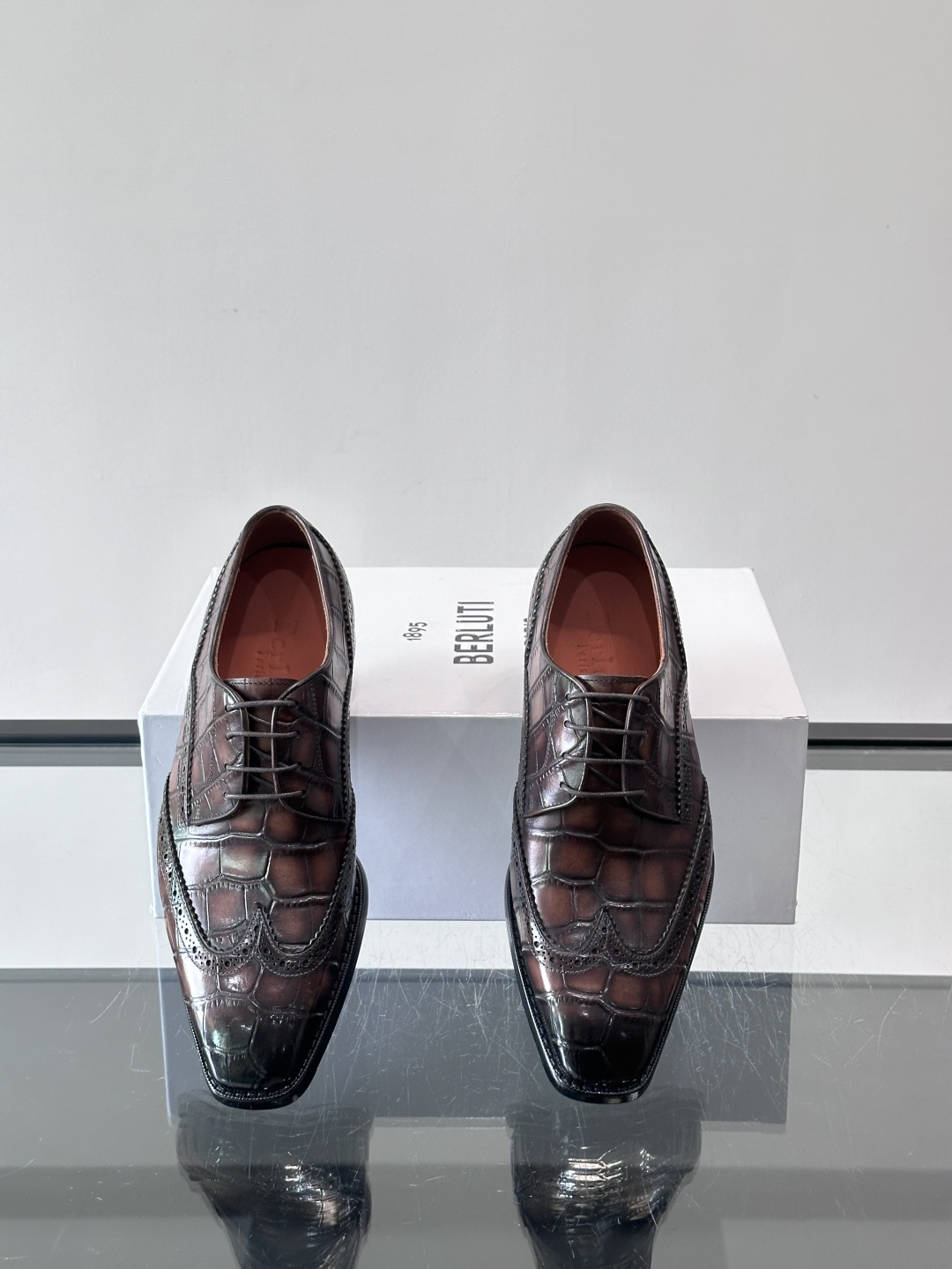 BERLUTI布鲁提男士商务正装皮鞋采用进口牛皮，鞋型修长，低调简约，适合搭配西装或休闲西裤。鞋底为真皮