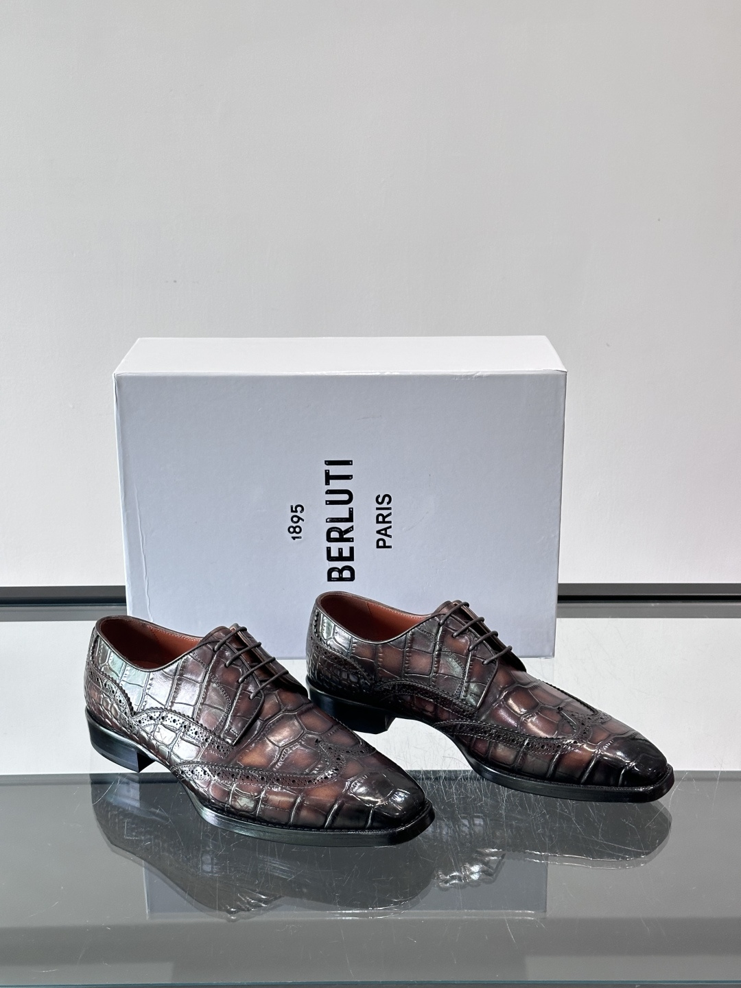 BERLUTI布鲁提男士商务正装皮鞋采用进口牛皮，鞋型修长，低调简约，适合搭配西装或休闲西裤。鞋底为真皮