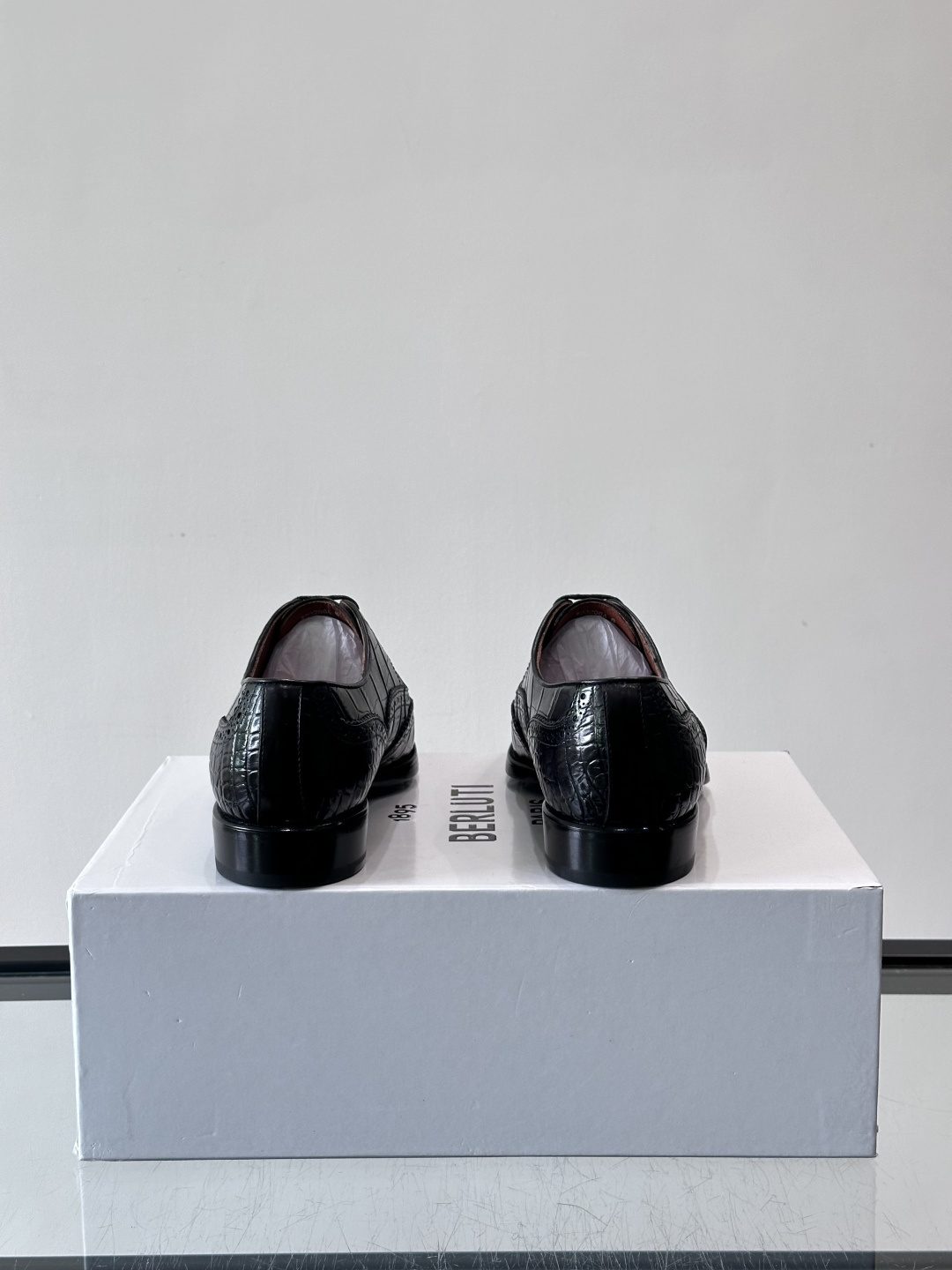 BERLUTI布鲁提男士商务正装皮鞋采用进口牛皮，鞋型修长，低调简约，适合搭配西装或休闲西裤。鞋底为真皮