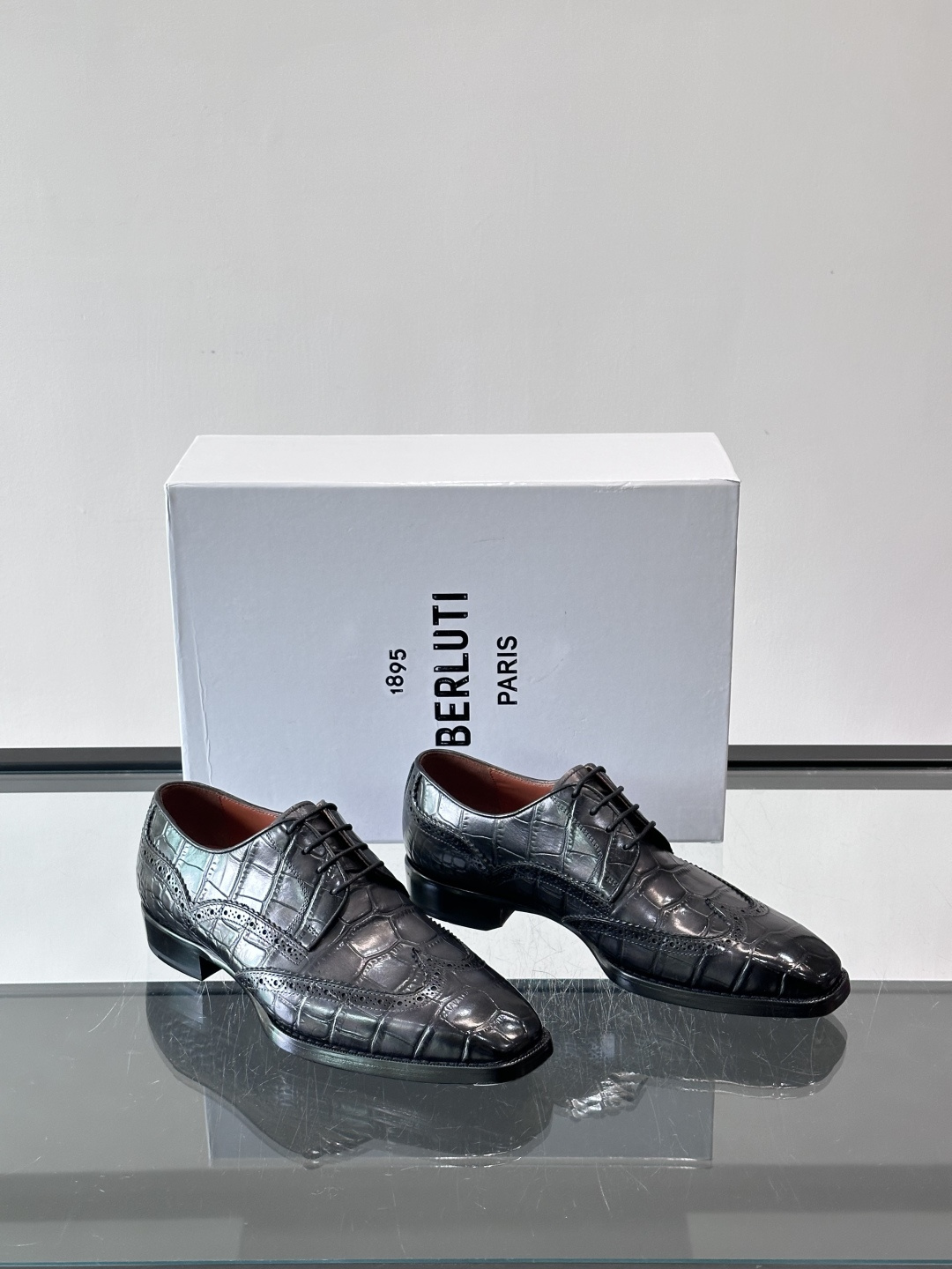 BERLUTI布鲁提男士商务正装皮鞋采用进口牛皮，鞋型修长，低调简约，适合搭配西装或休闲西裤。鞋底为真皮