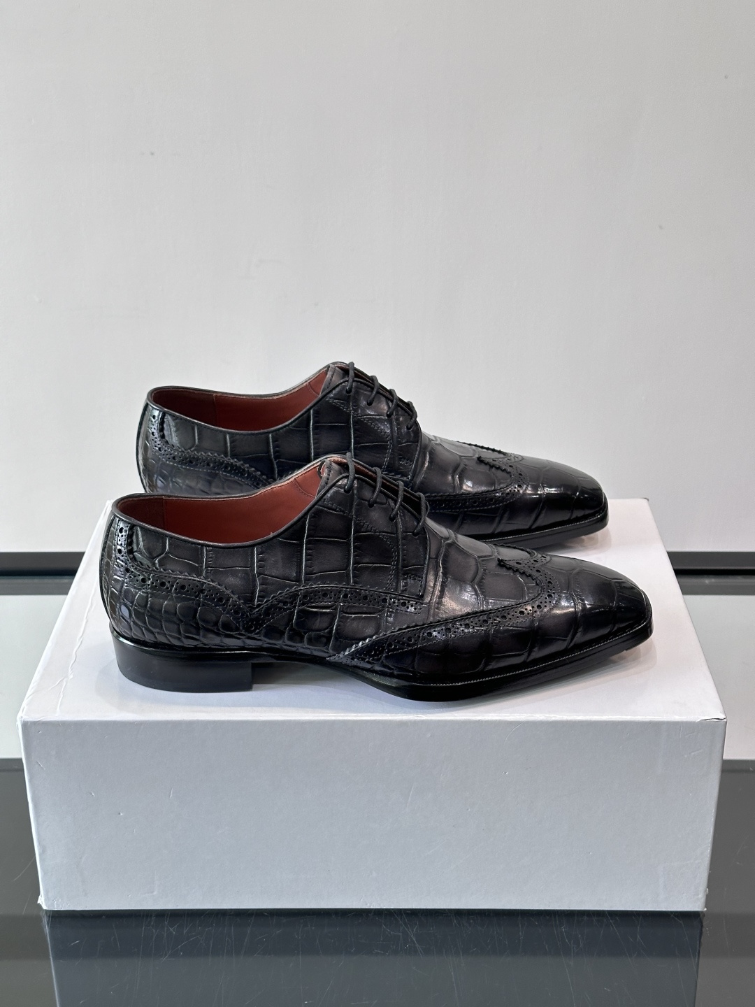 BERLUTI布鲁提男士商务正装皮鞋采用进口牛皮，鞋型修长，低调简约，适合搭配西装或休闲西裤。鞋底为真皮