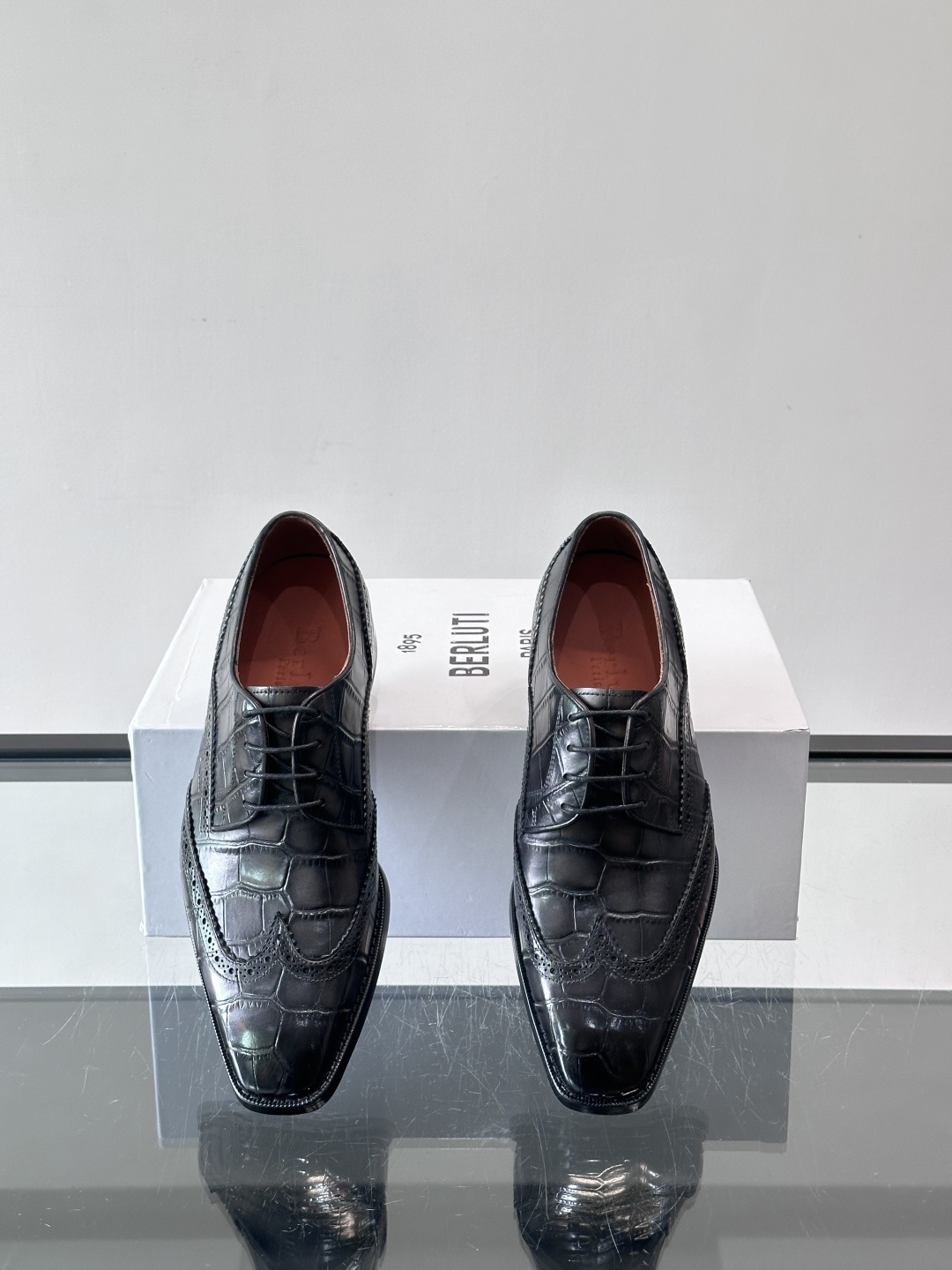 BERLUTI布鲁提男士商务正装皮鞋采用进口牛皮，鞋型修长，低调简约，适合搭配西装或休闲西裤。鞋底为真皮