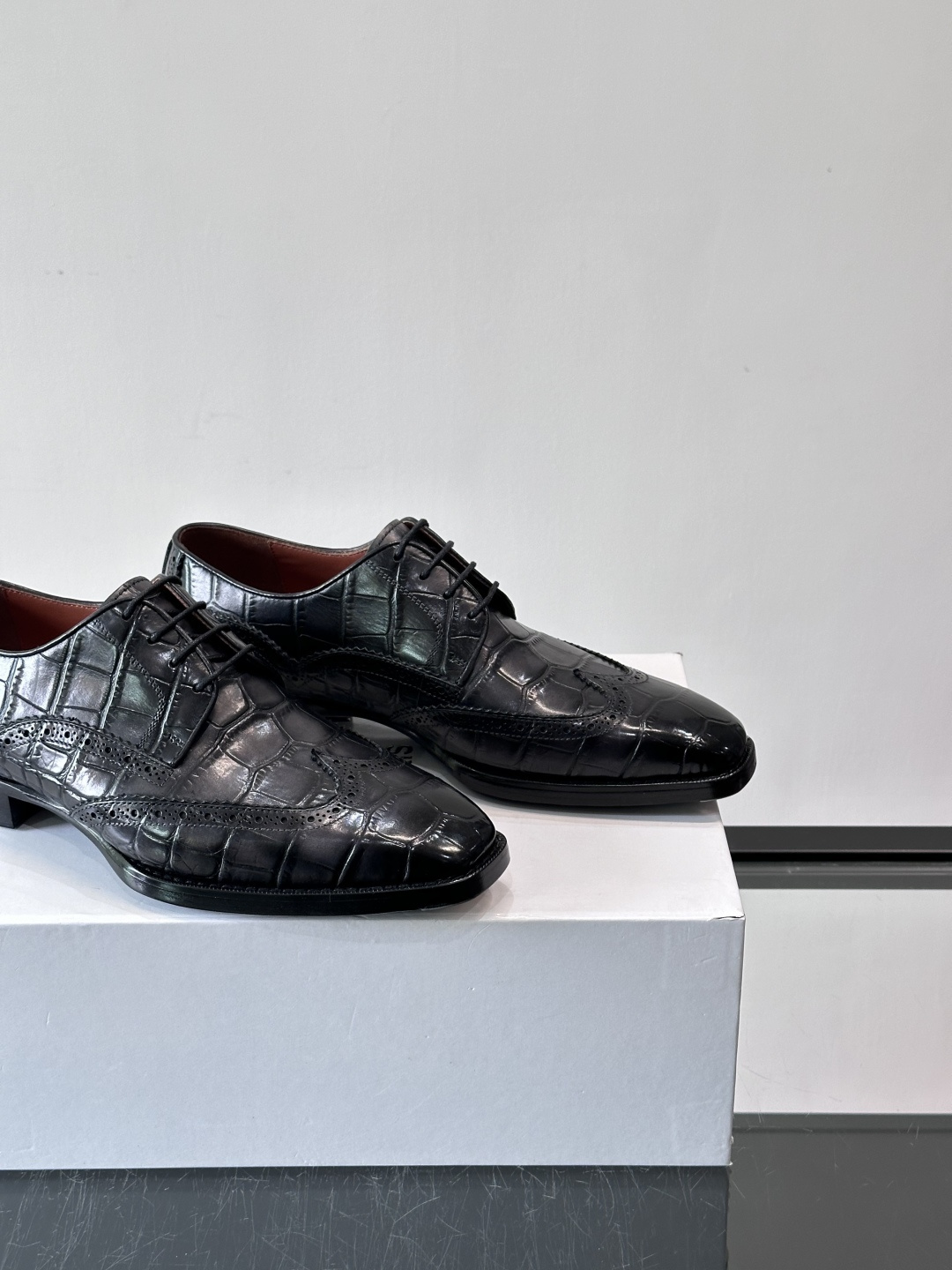 BERLUTI布鲁提男士商务正装皮鞋采用进口牛皮，鞋型修长，低调简约，适合搭配西装或休闲西裤。鞋底为真皮