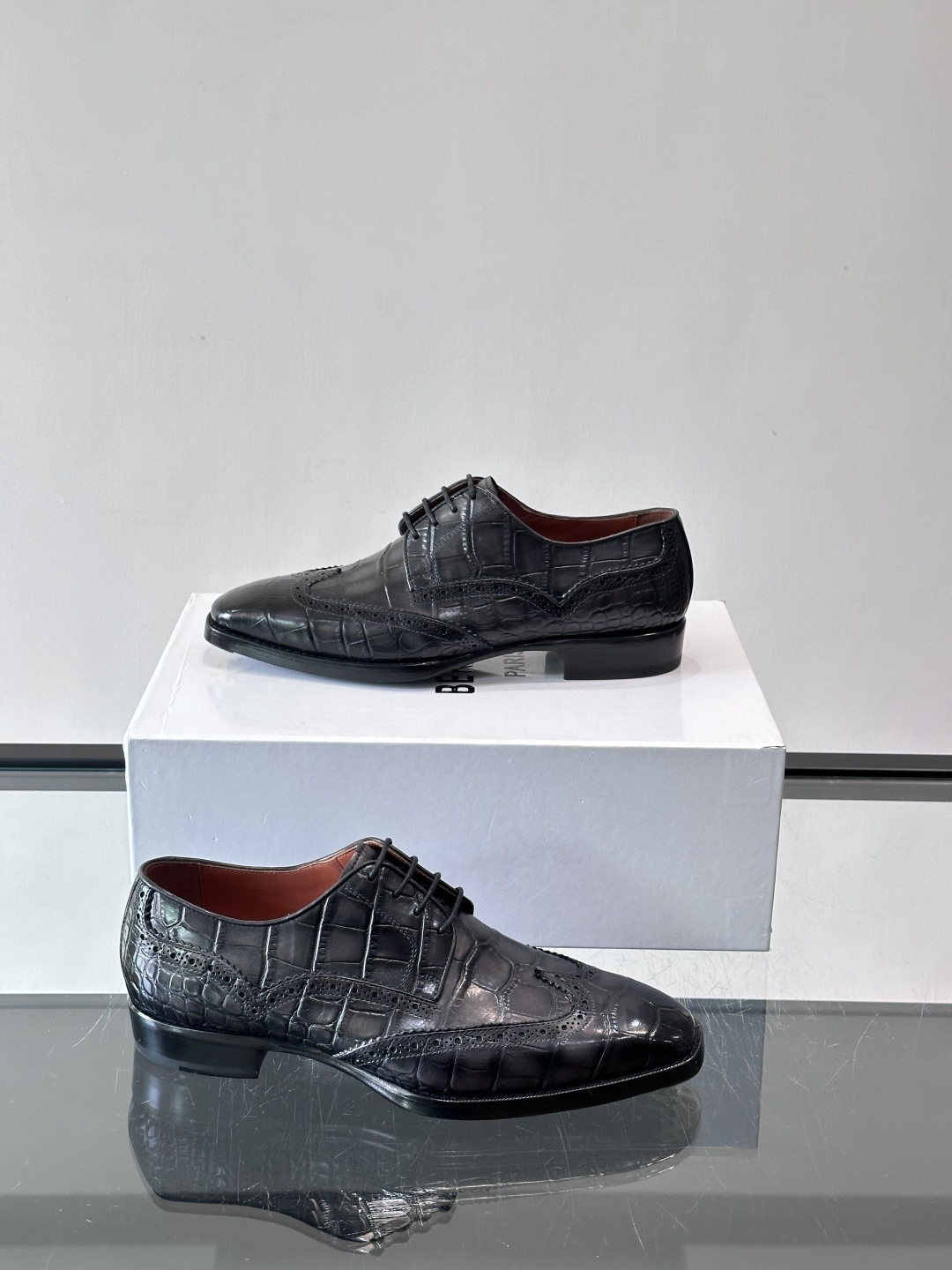 BERLUTI布鲁提男士商务正装皮鞋采用进口牛皮，鞋型修长，低调简约，适合搭配西装或休闲西裤。鞋底为真皮