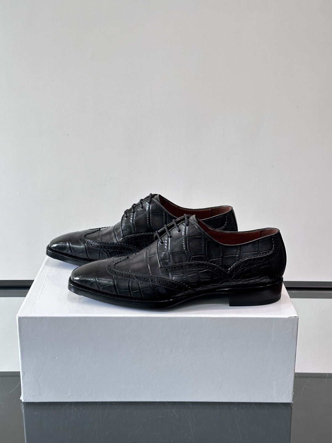 BERLUTI布鲁提男士商务正装皮鞋采用进口牛皮，鞋型修长，低调简约，适合搭配西装或休闲西裤。鞋底为真皮