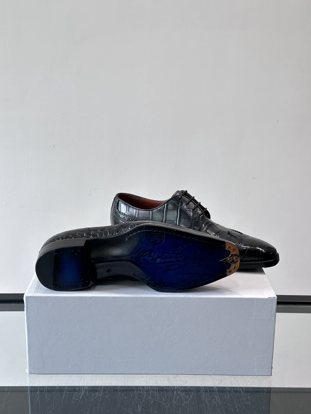 BERLUTI布鲁提男士商务正装皮鞋采用进口牛皮，鞋型修长，低调简约，适合搭配西装或休闲西裤。鞋底为真皮