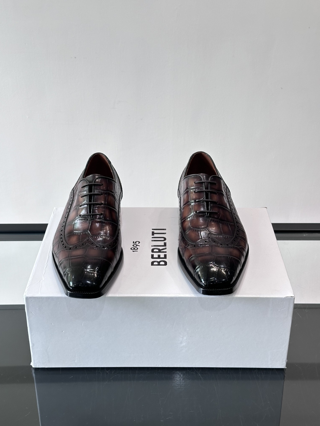BERLUTI布鲁提男士商务正装皮鞋采用进口牛皮，鞋型修长，低调简约，适合搭配西装或休闲西裤。鞋底为真皮