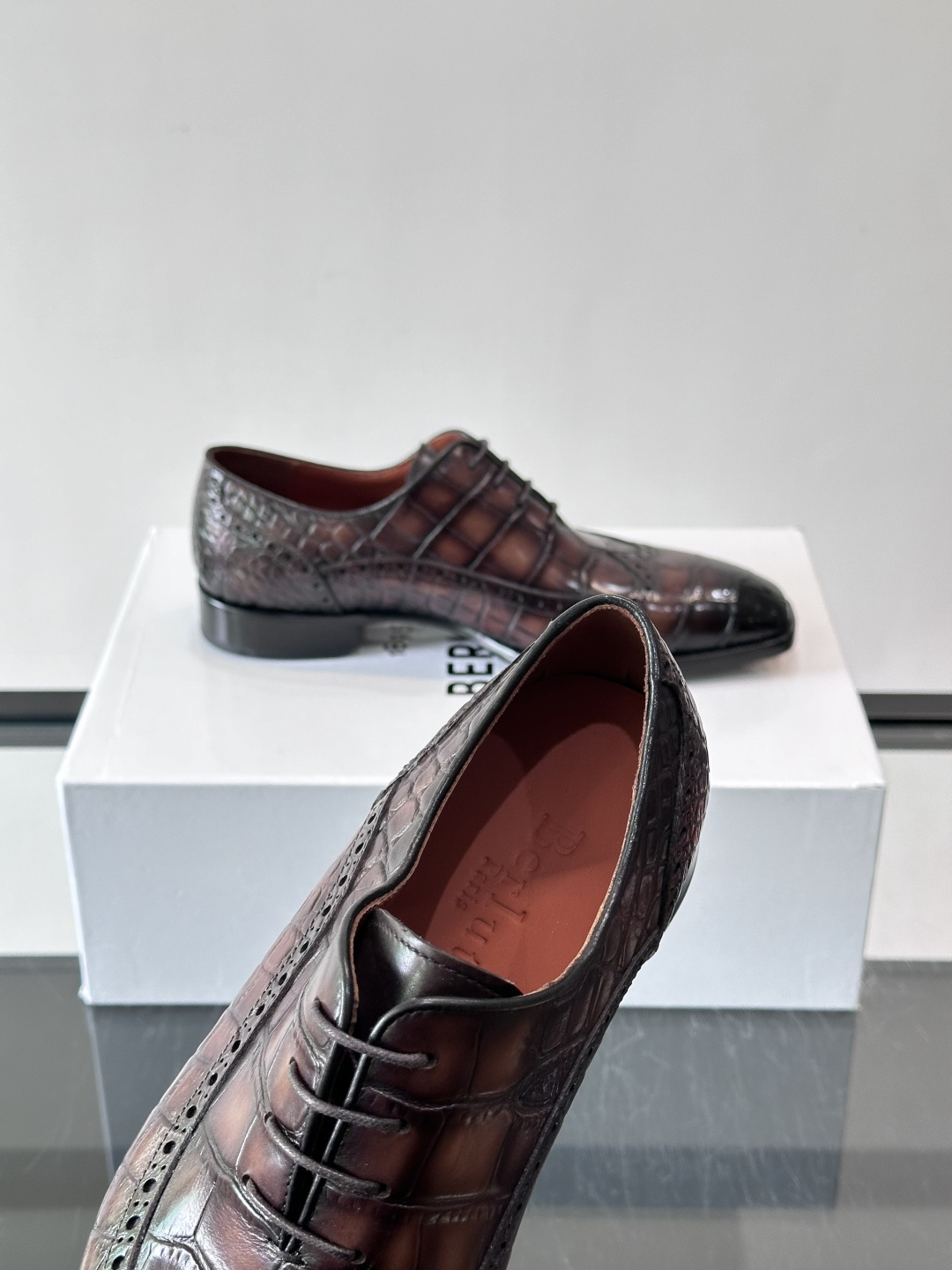 BERLUTI布鲁提男士商务正装皮鞋采用进口牛皮，鞋型修长，低调简约，适合搭配西装或休闲西裤。鞋底为真皮