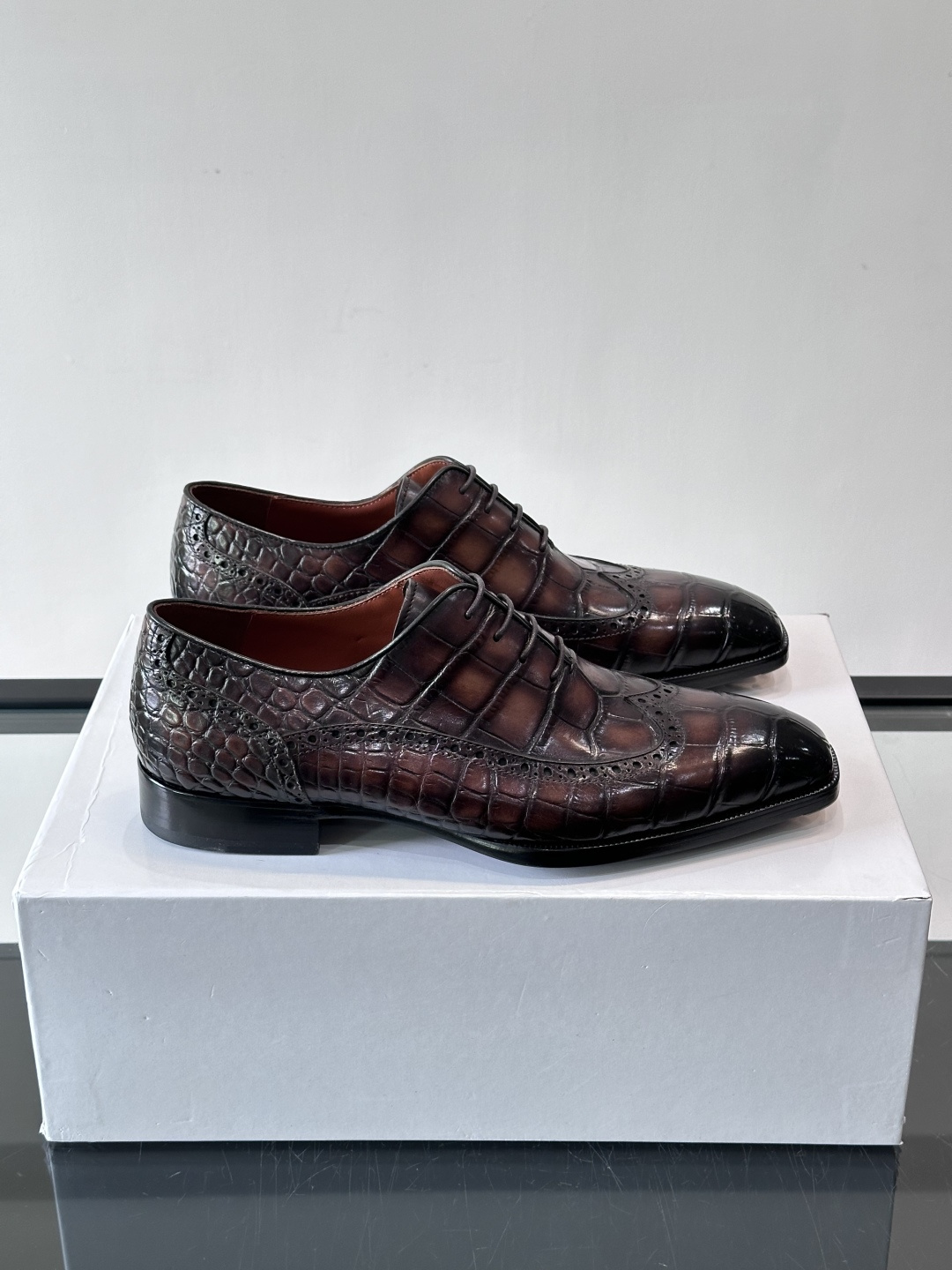 BERLUTI布鲁提男士商务正装皮鞋采用进口牛皮，鞋型修长，低调简约，适合搭配西装或休闲西裤。鞋底为真皮